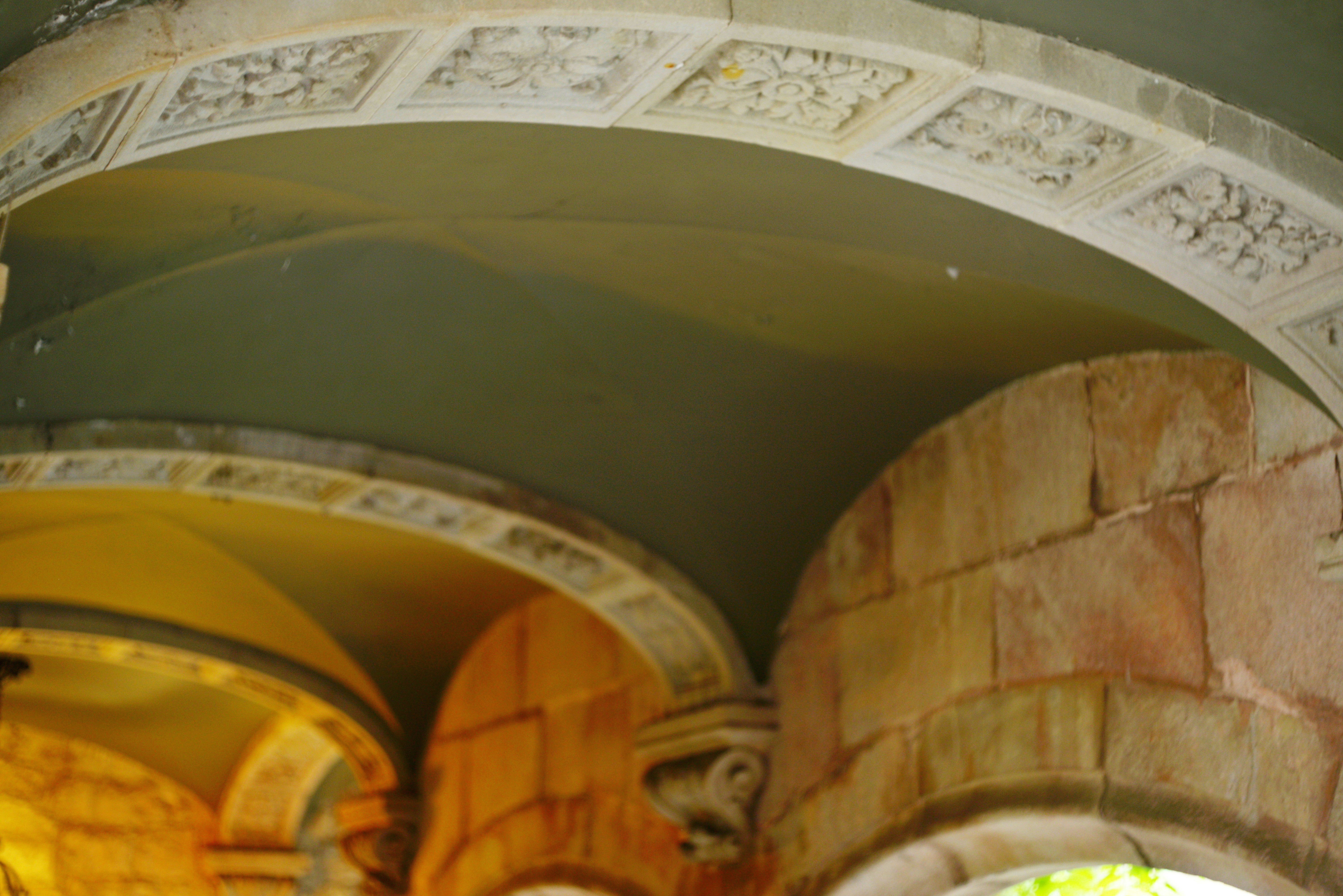 Archi in pietra con rifiniture decorative ornate