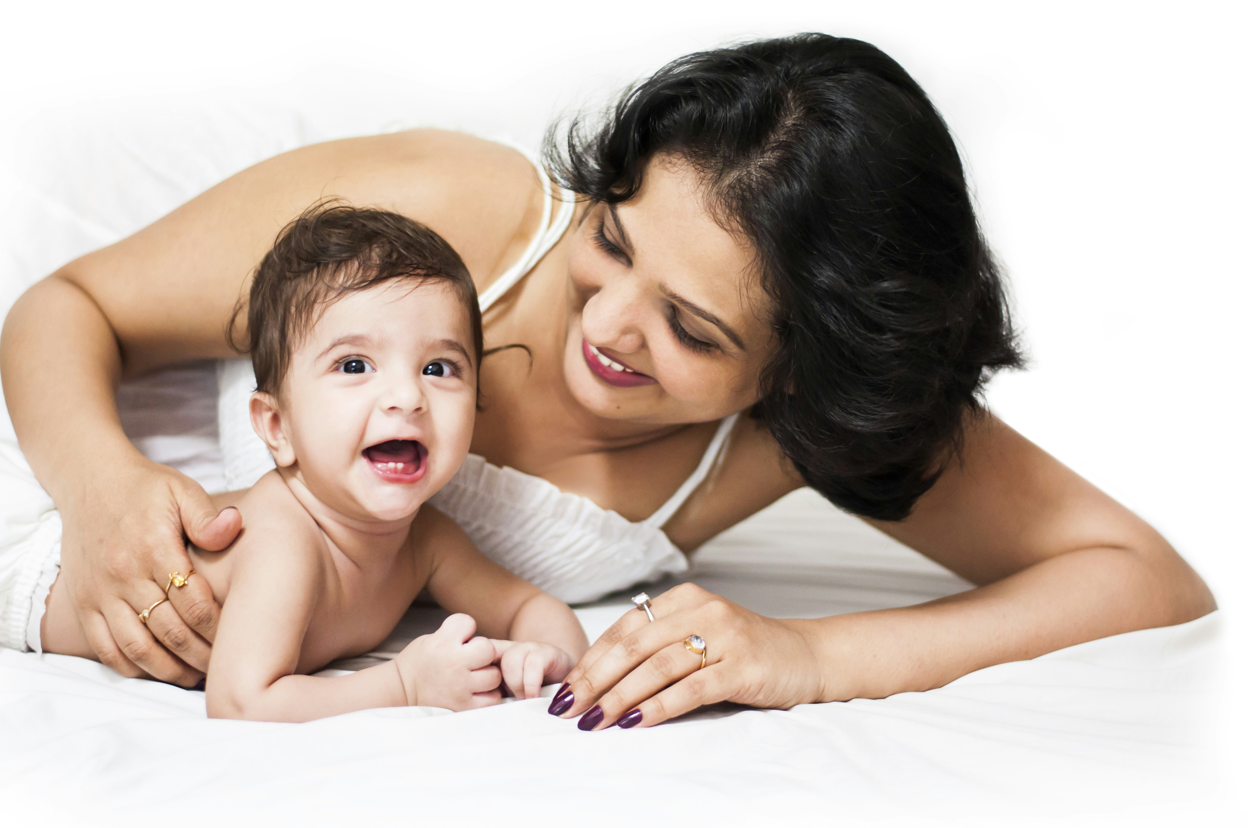 베베팡 - Loving mother smiles at her adorable, laughing baby.