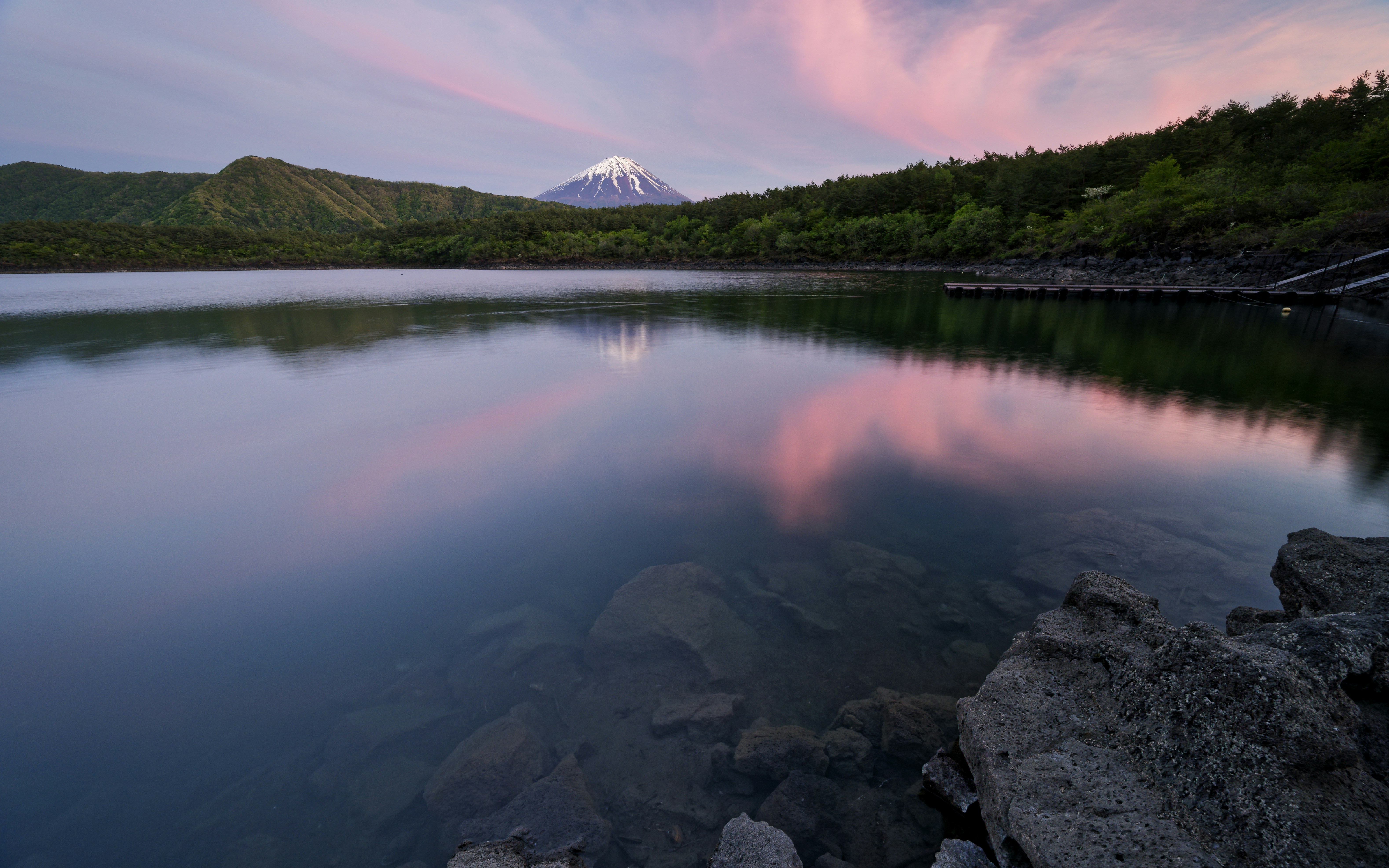 Monte Fuji refletido em um lago calmo ao entardecer