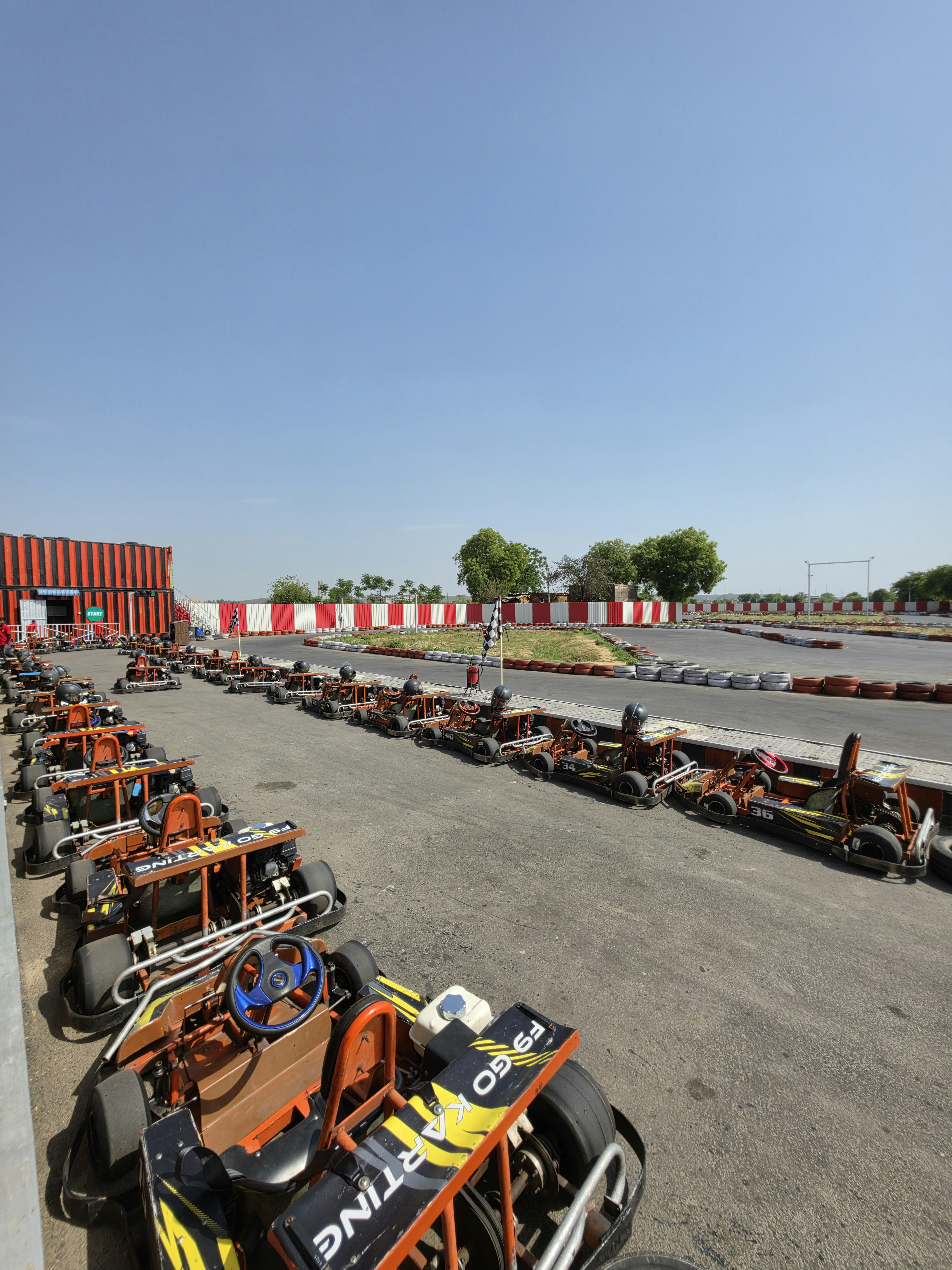 Deretan go-kart di trek balap