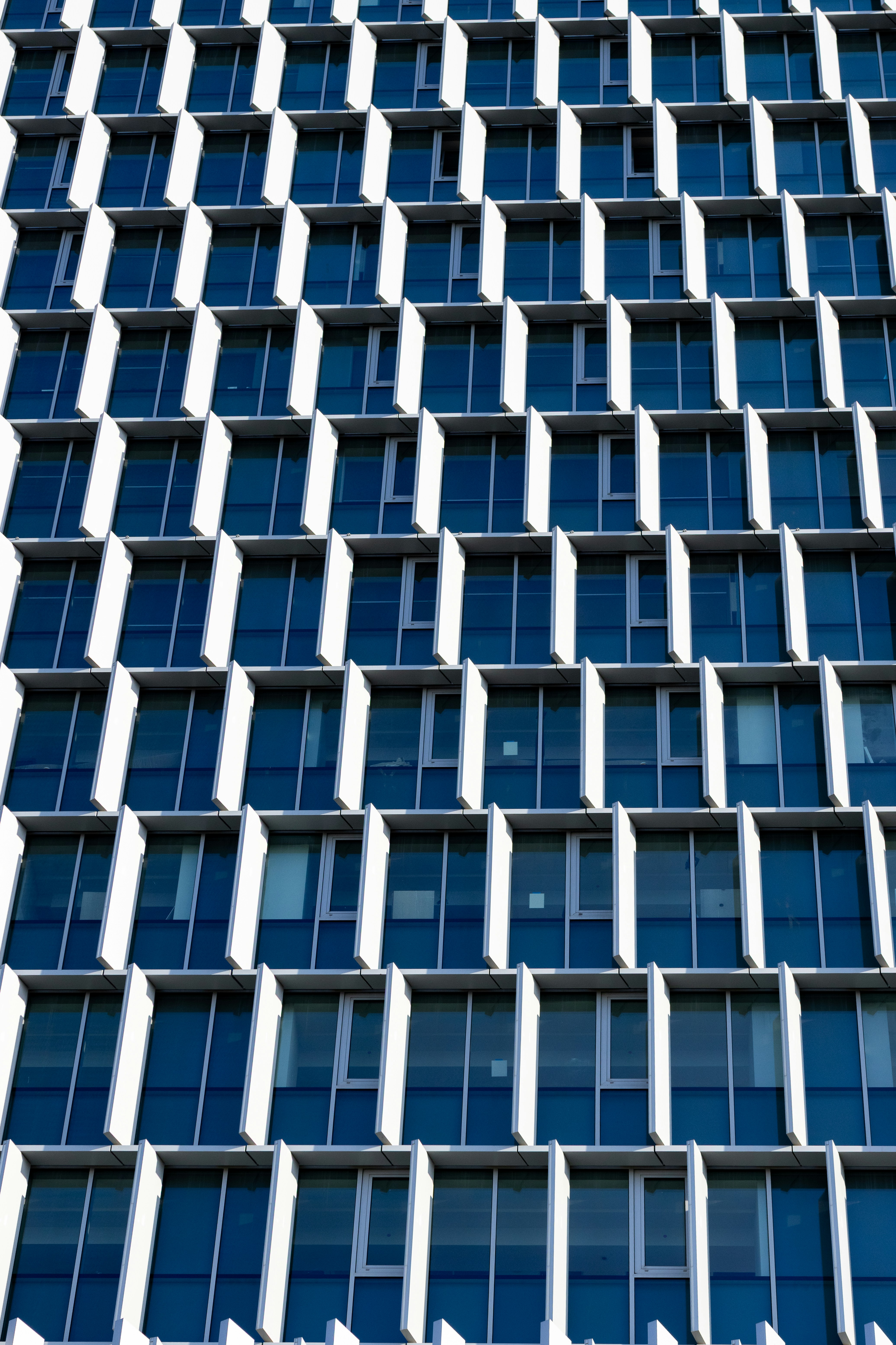 現代的な建物のファサードに見られる幾何学模様の窓。