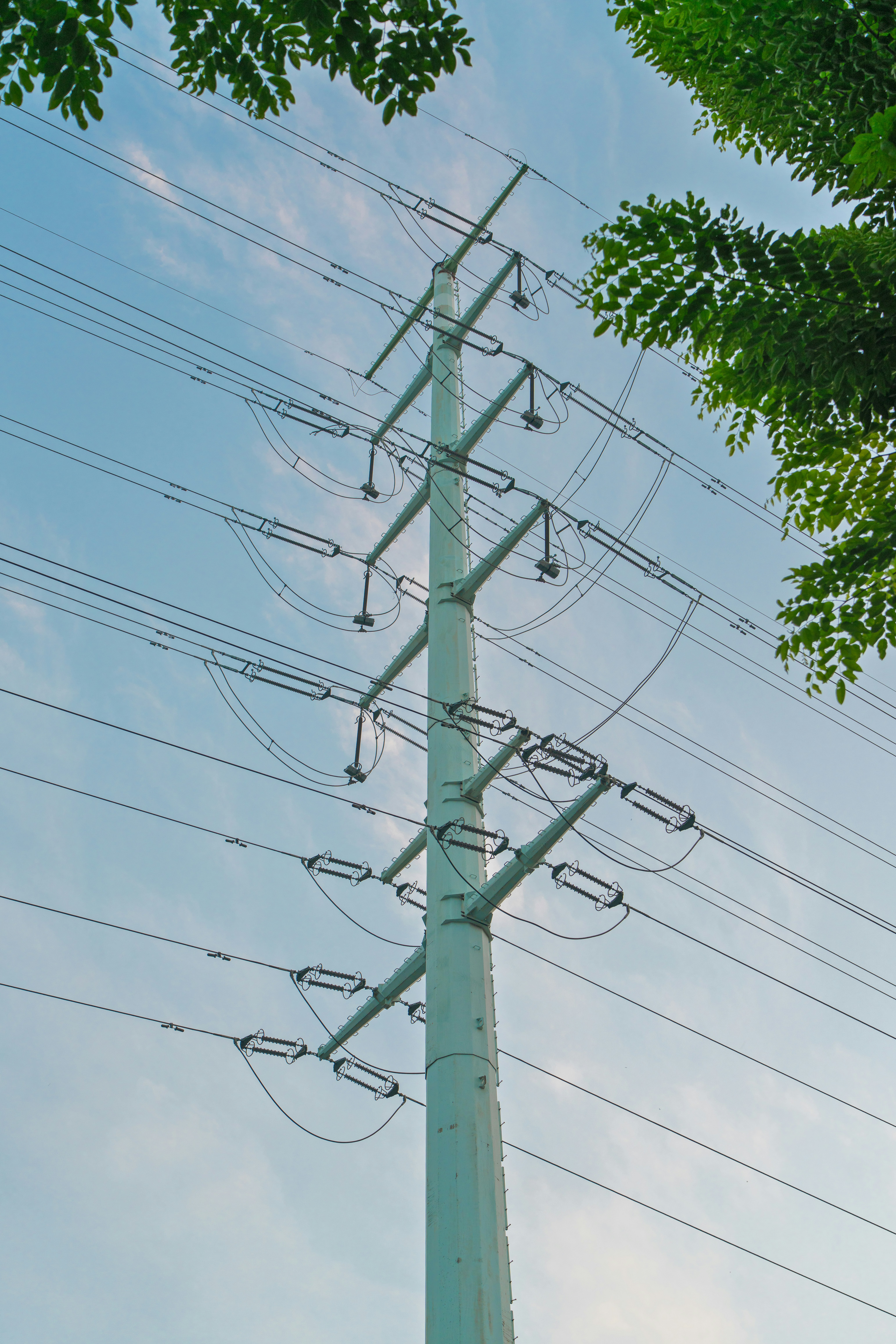 Un grand pylône électrique contre un ciel nuageux