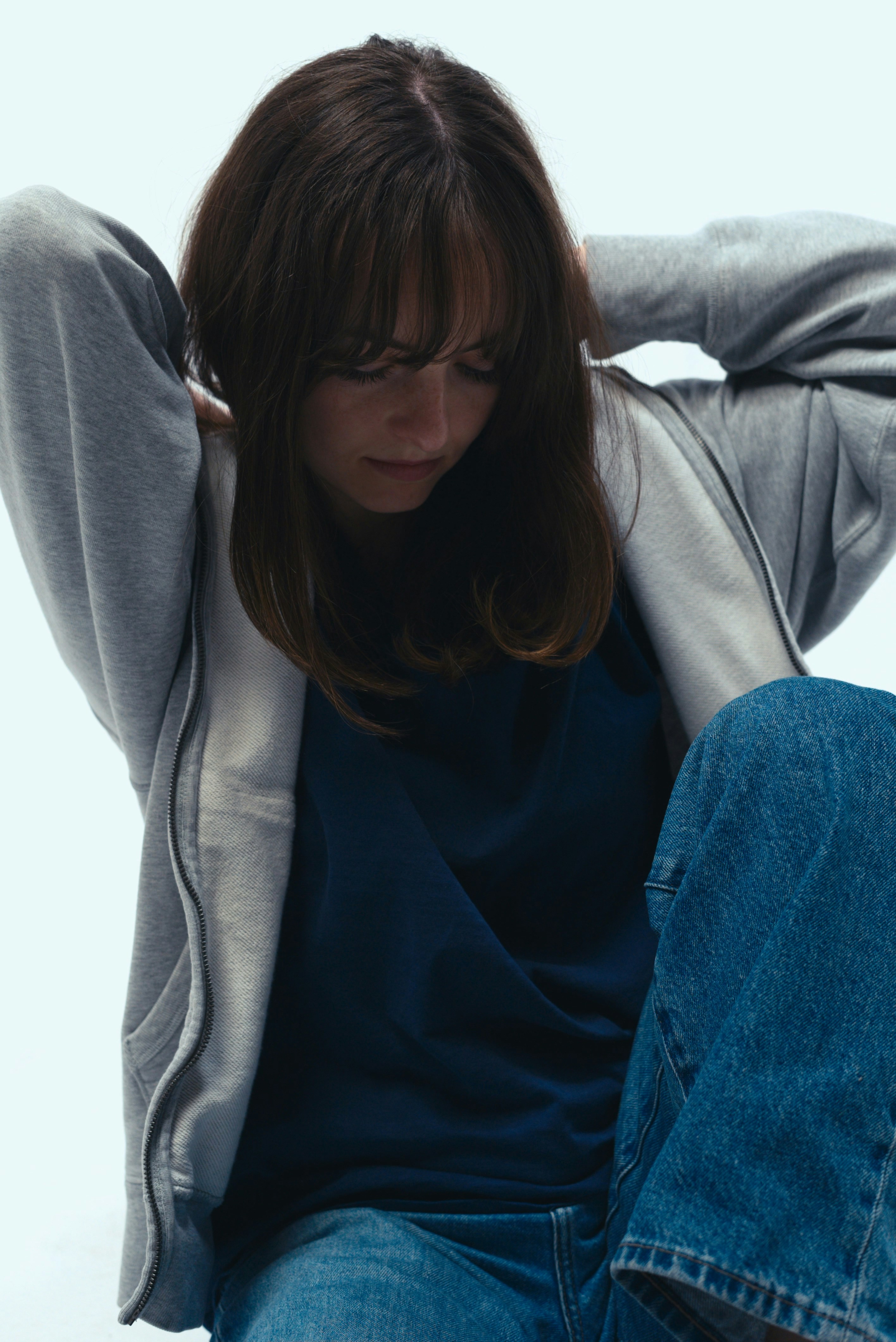 Donna con felpa grigia e jeans blu