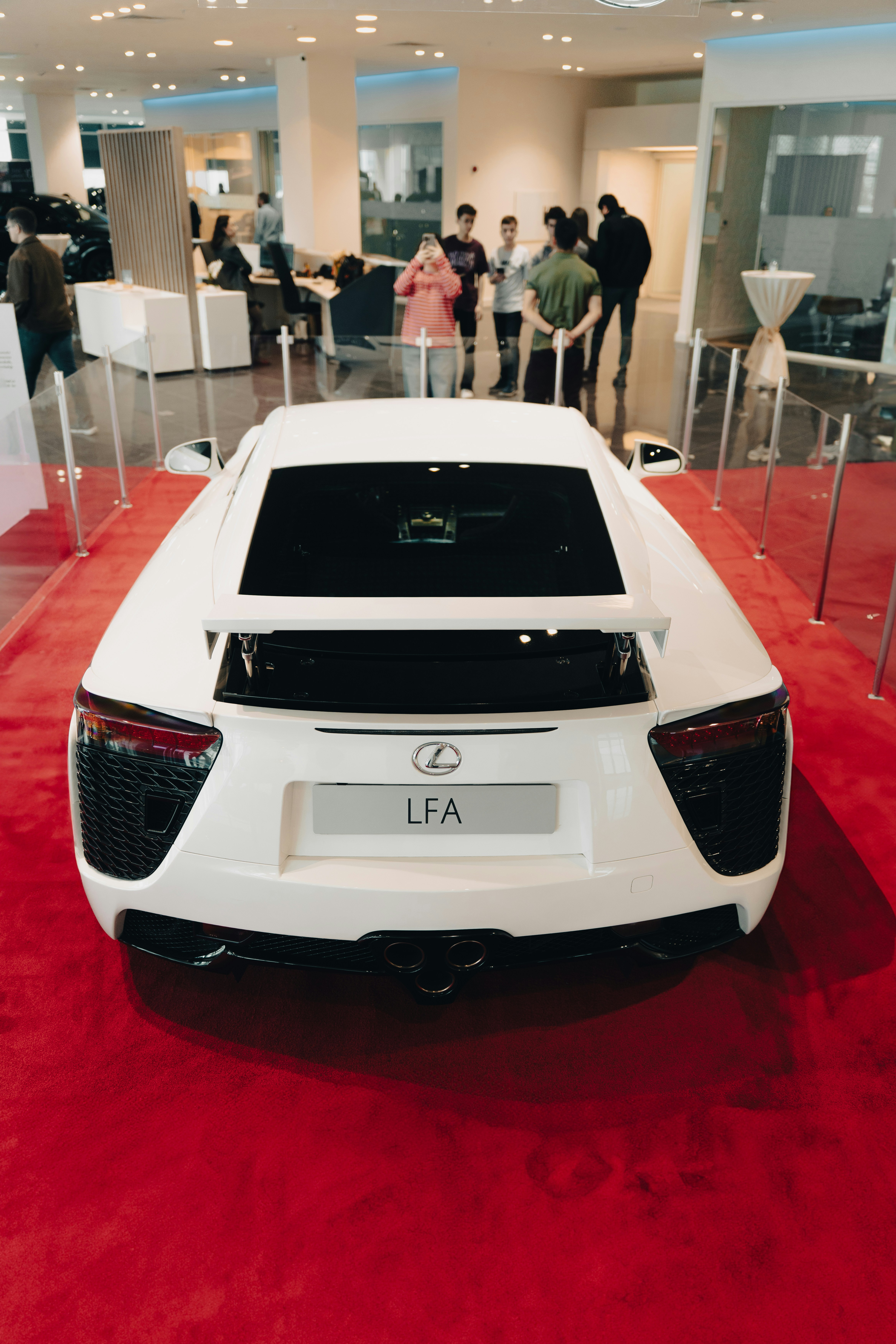Voiture de sport Lexus LFA blanche sur le tapis rouge