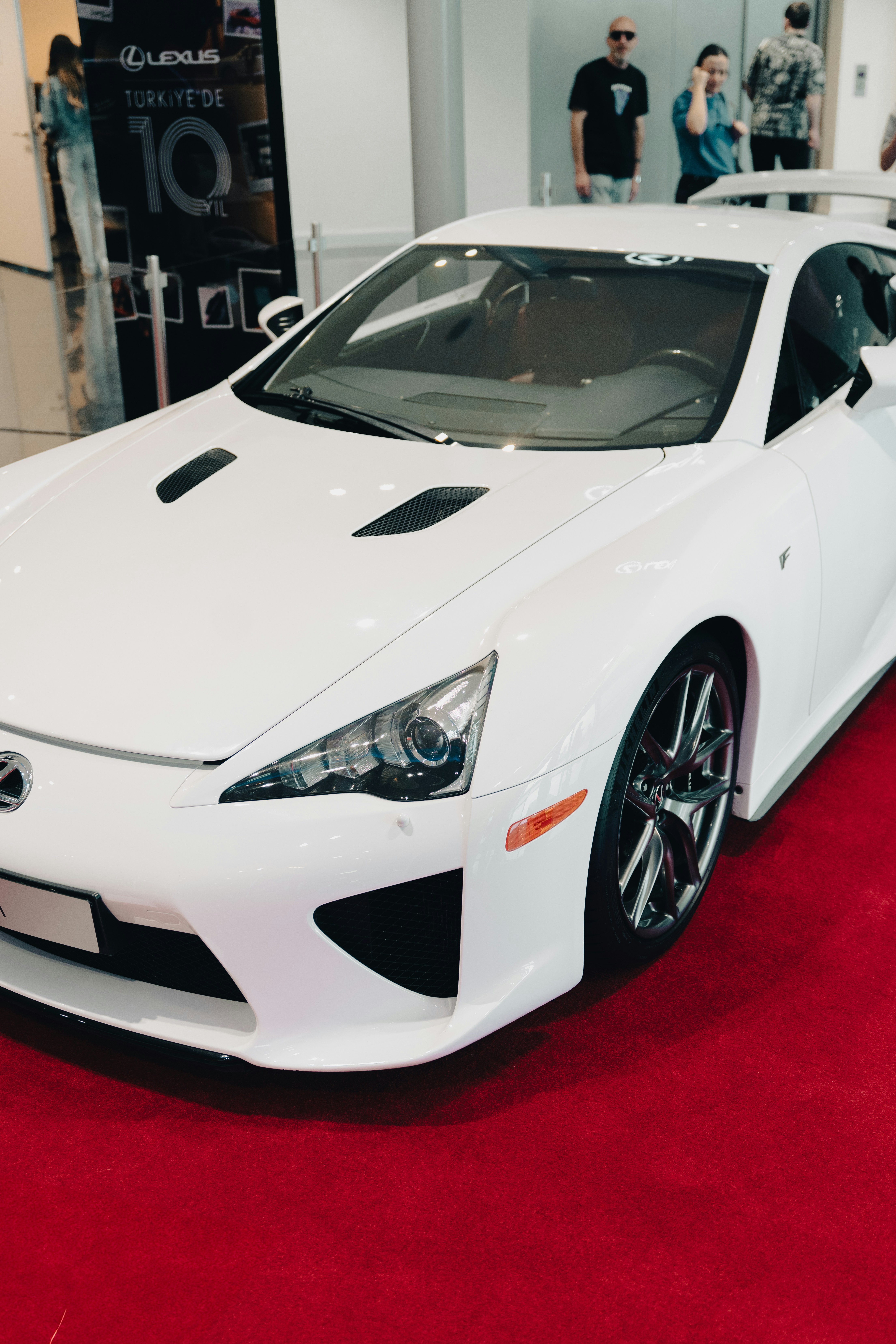 Une Lexus de sport blanche sur un tapis rouge