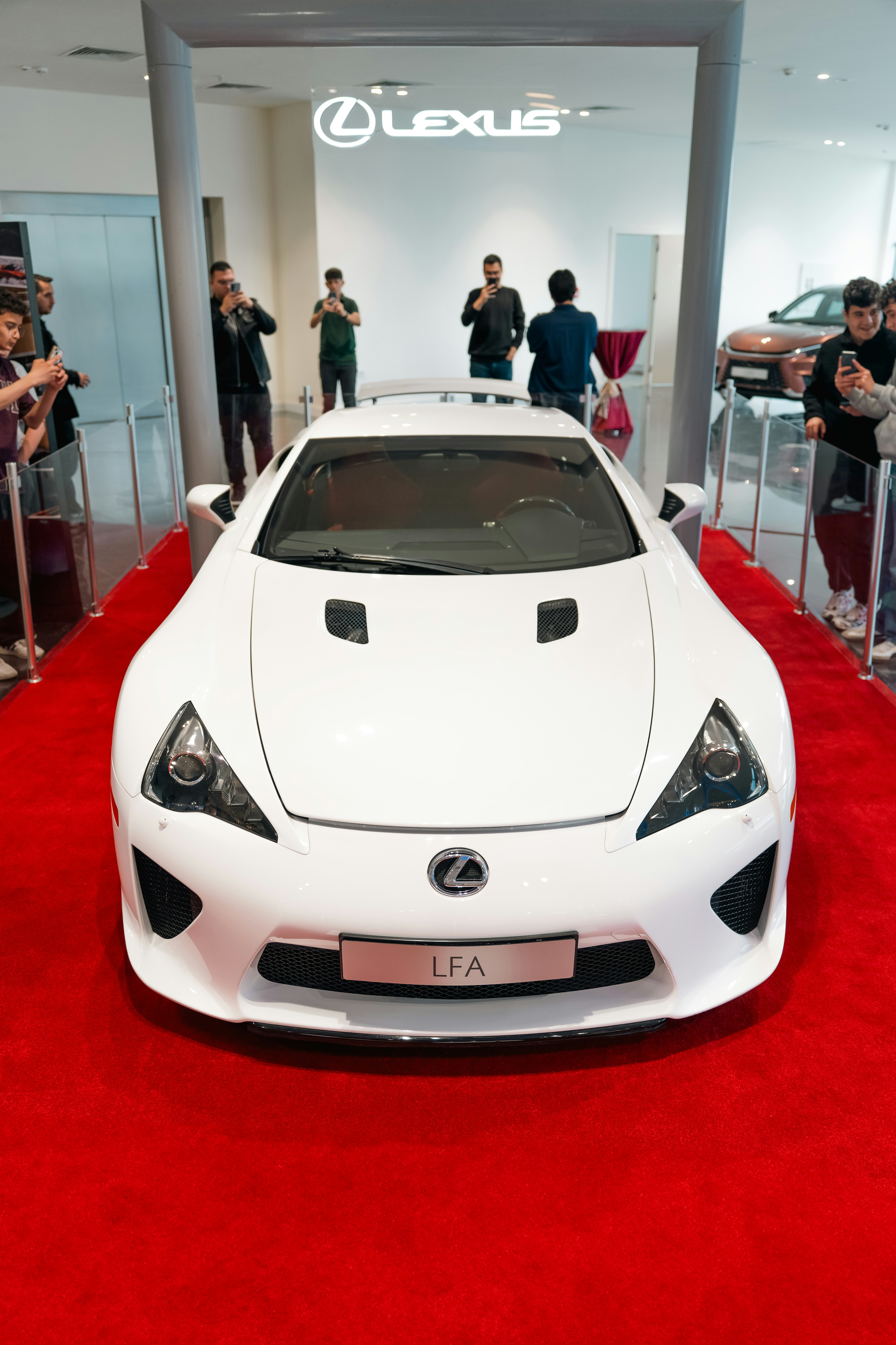 Voiture de sport Lexus lfa blanche sur tapis rouge
