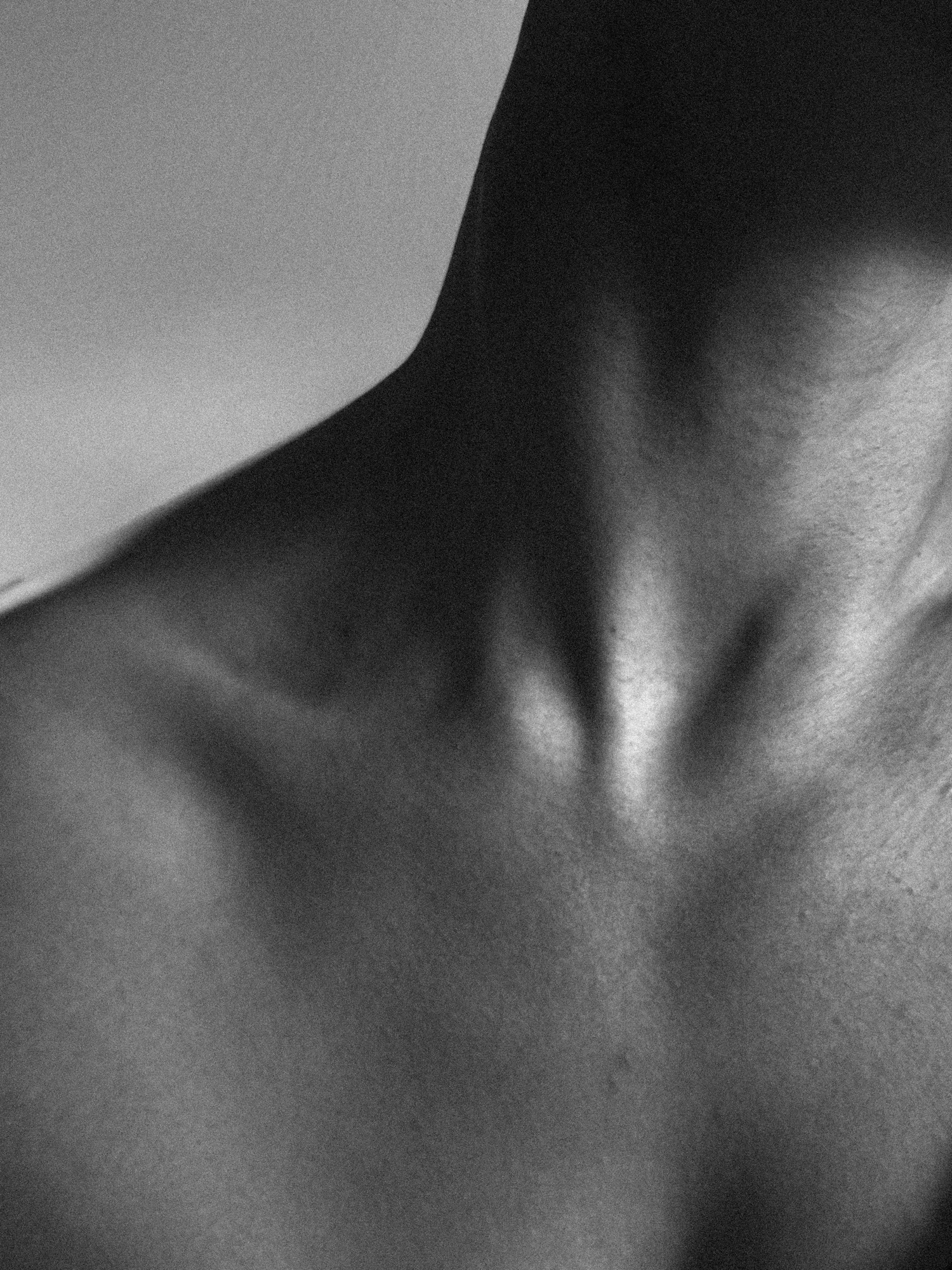 Close-up of a person's collarbone, neck and shoulder line before trapezius botulinum toxin consultation