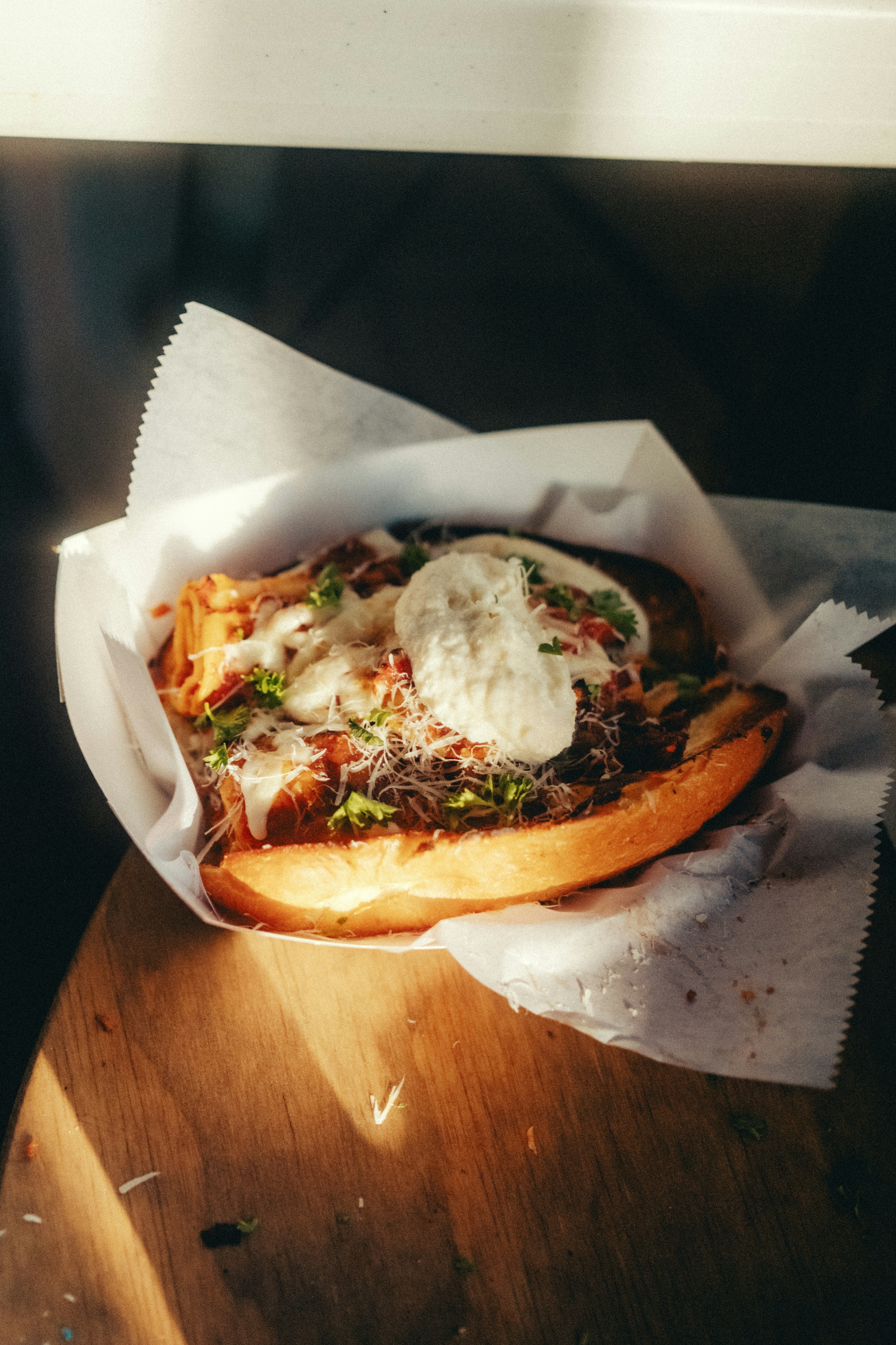 Un délicieux sandwich avec du fromage fondu et des garnitures