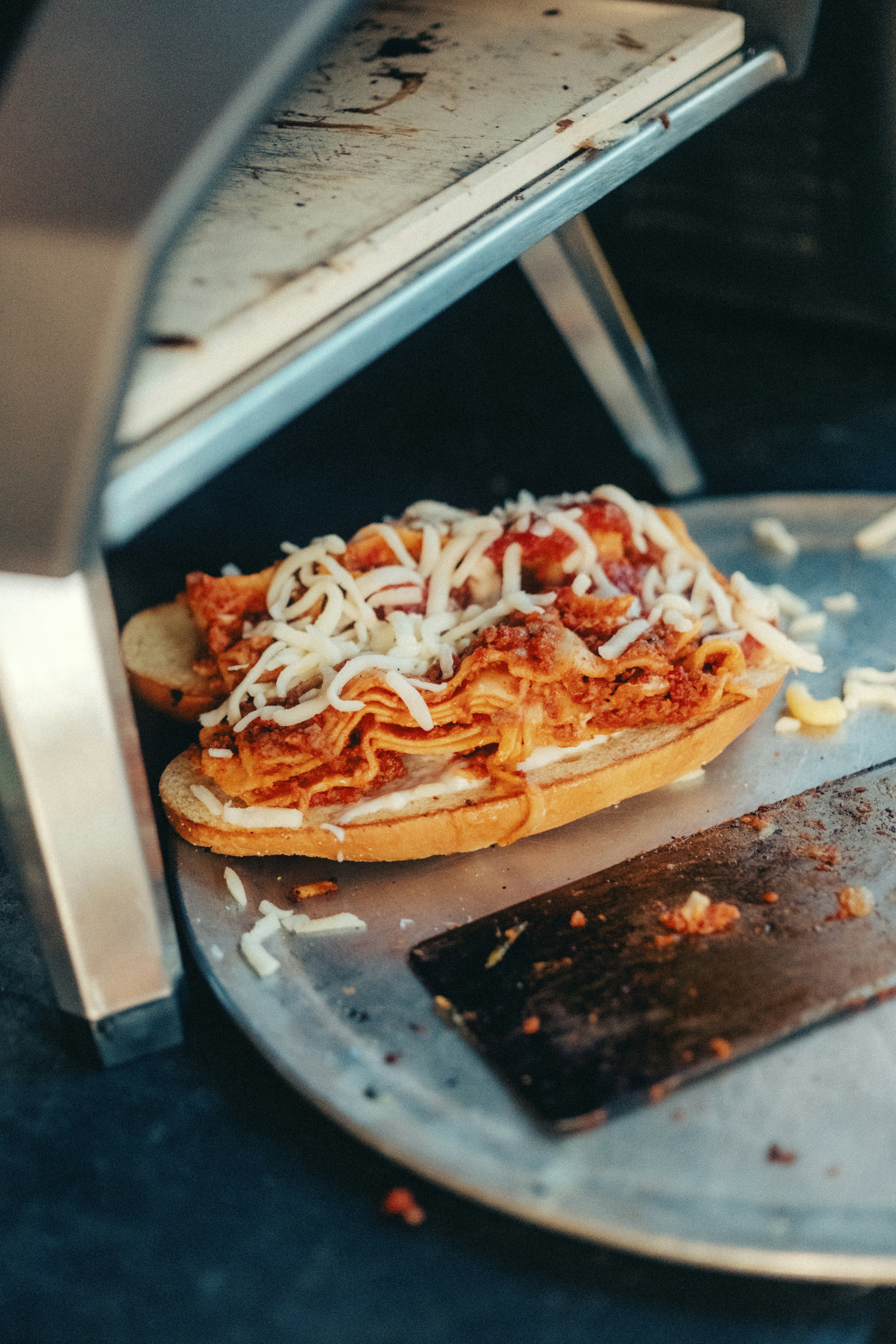 Un sandwich copieux débordant de viande et de fromage