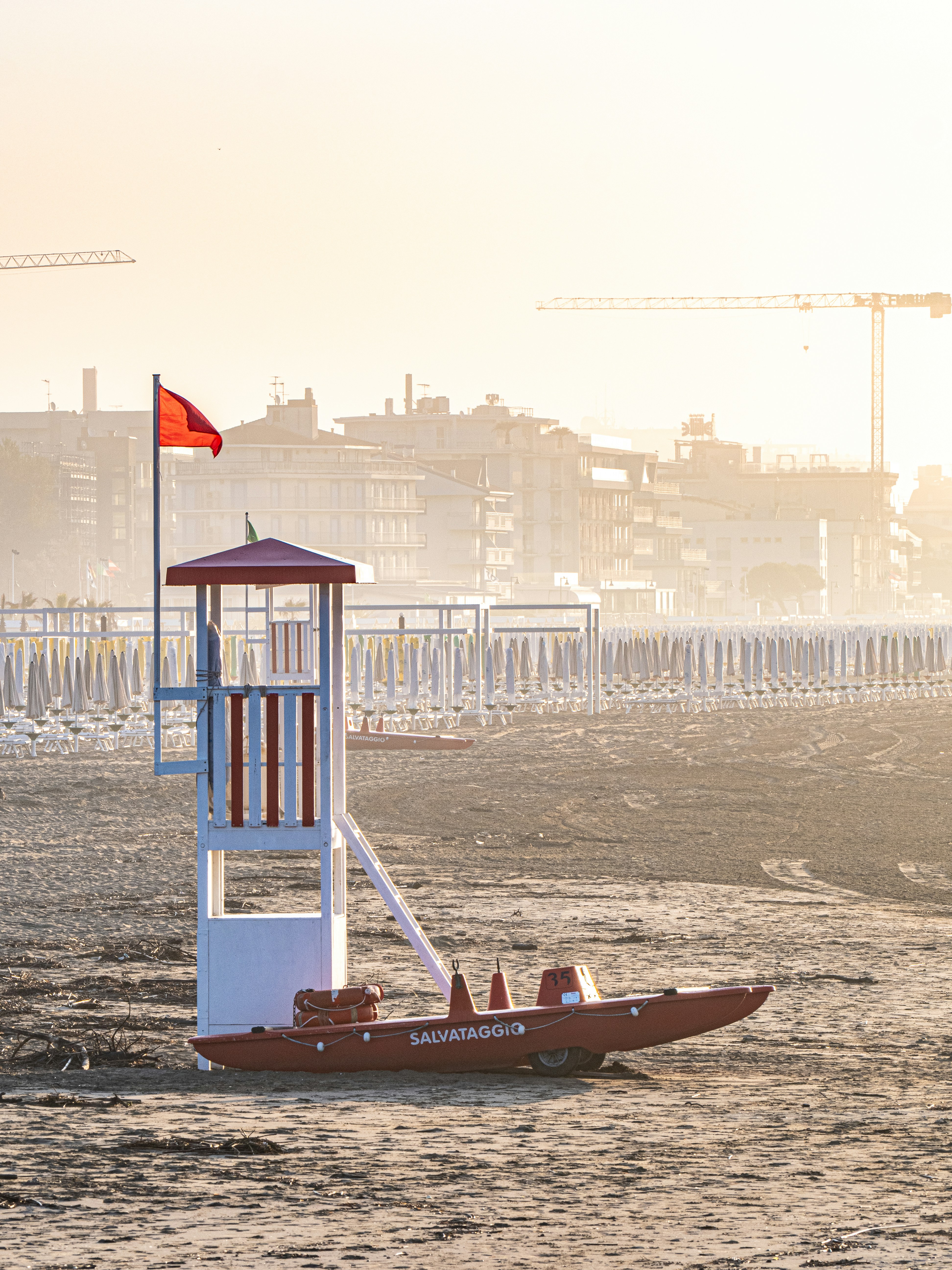 Torre de socorrismo y barco de rescate en una playa de arena.