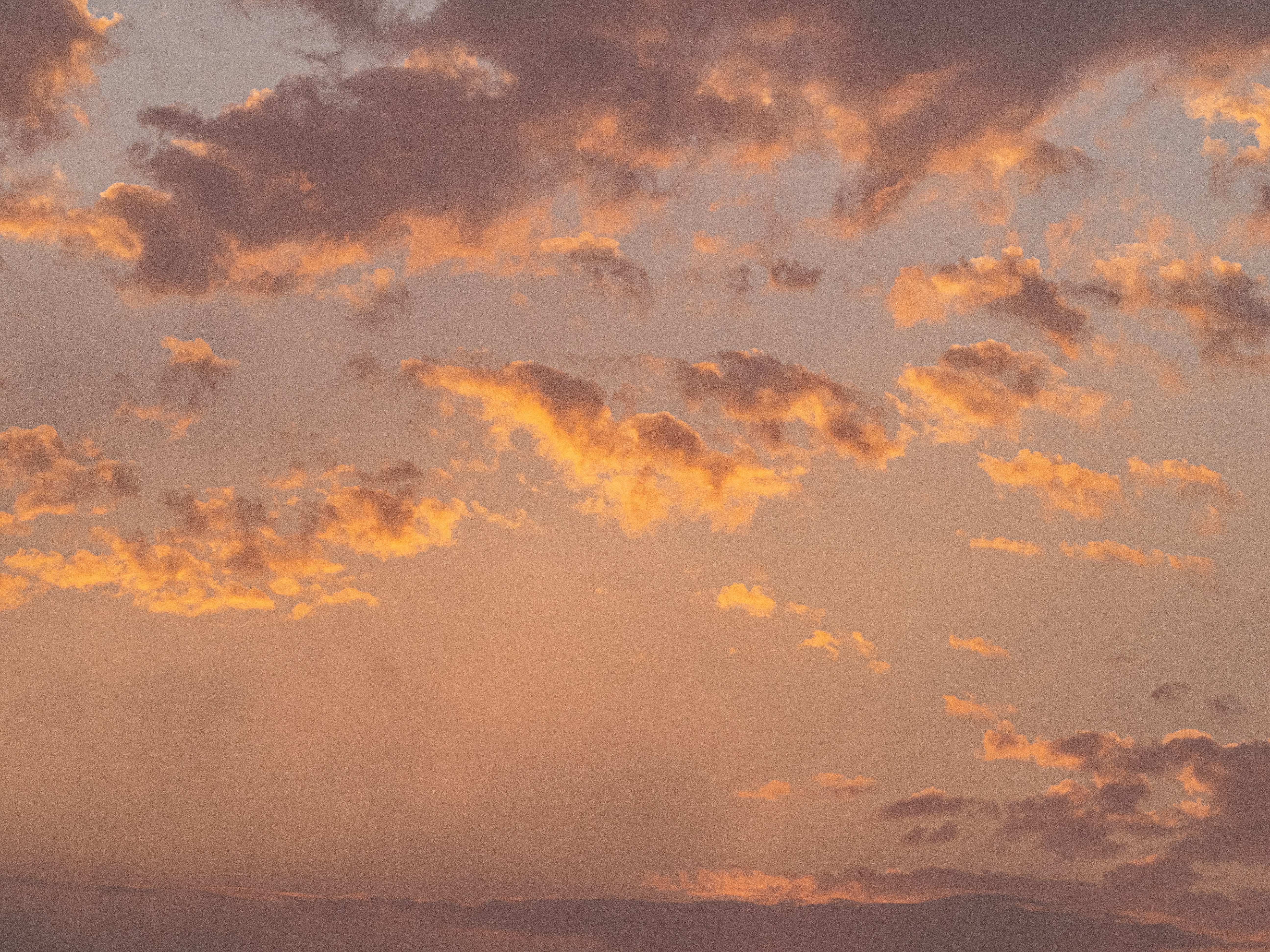 Nubes rosas y naranjas en un cielo al atardecer