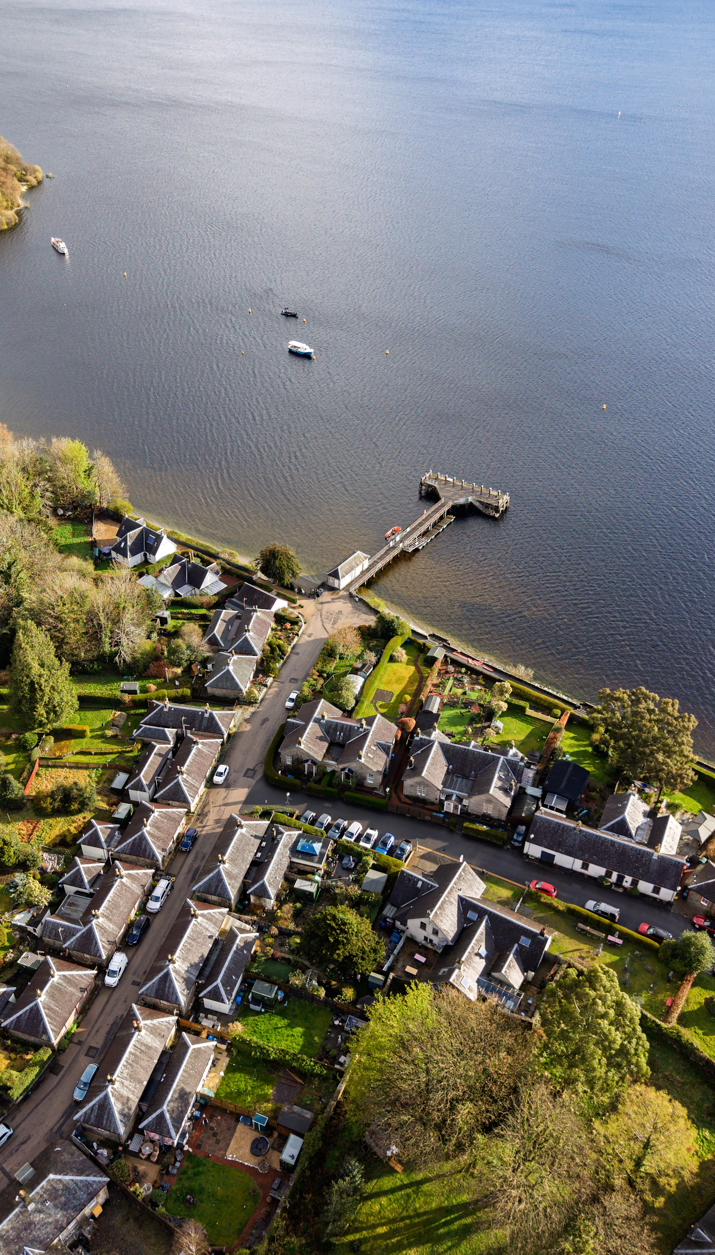 Luss village easy walking route beside Loch Lomond - Photo from Unsplash