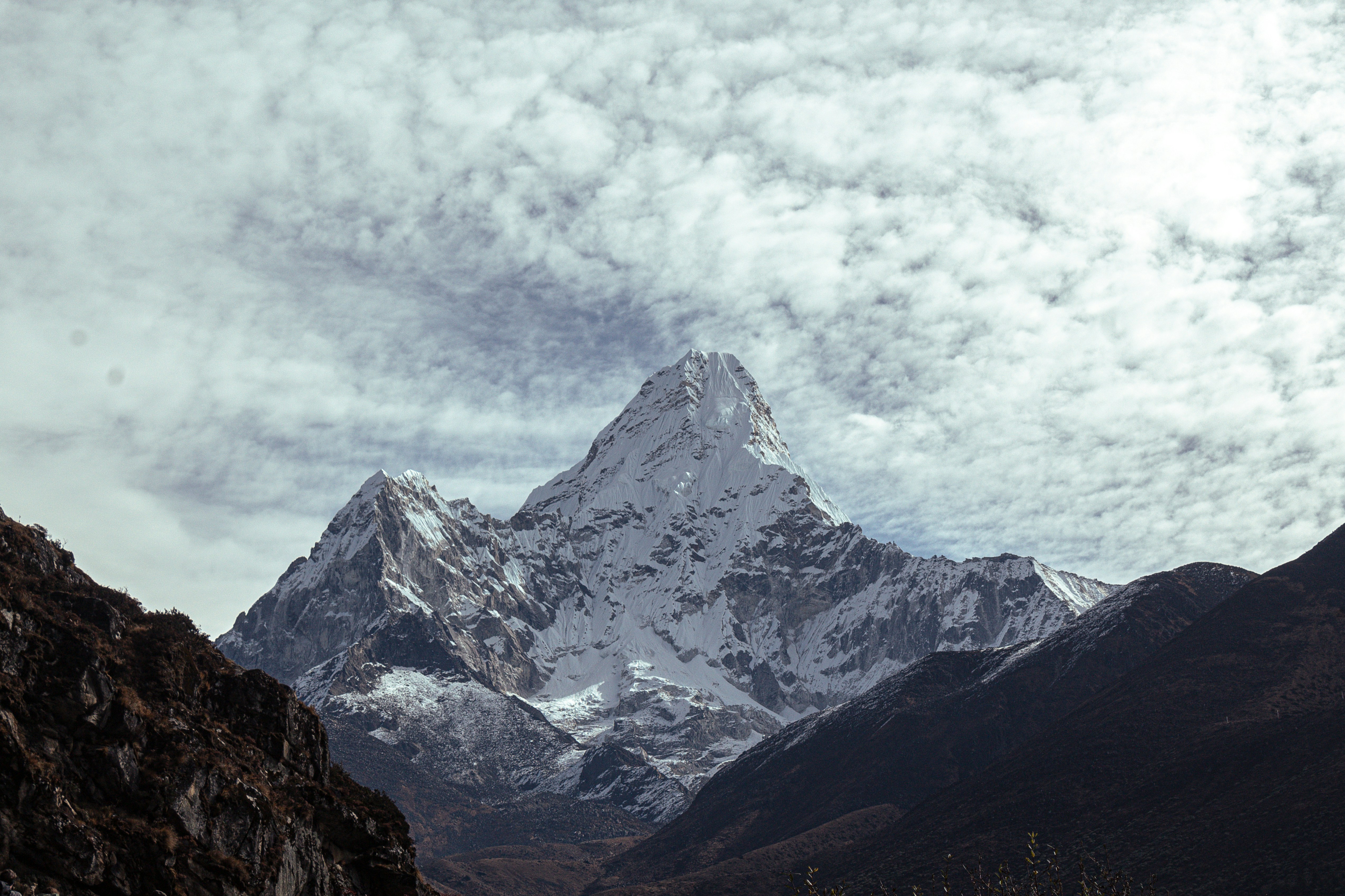 Sommet de montagne enneigé sous un ciel nuageux