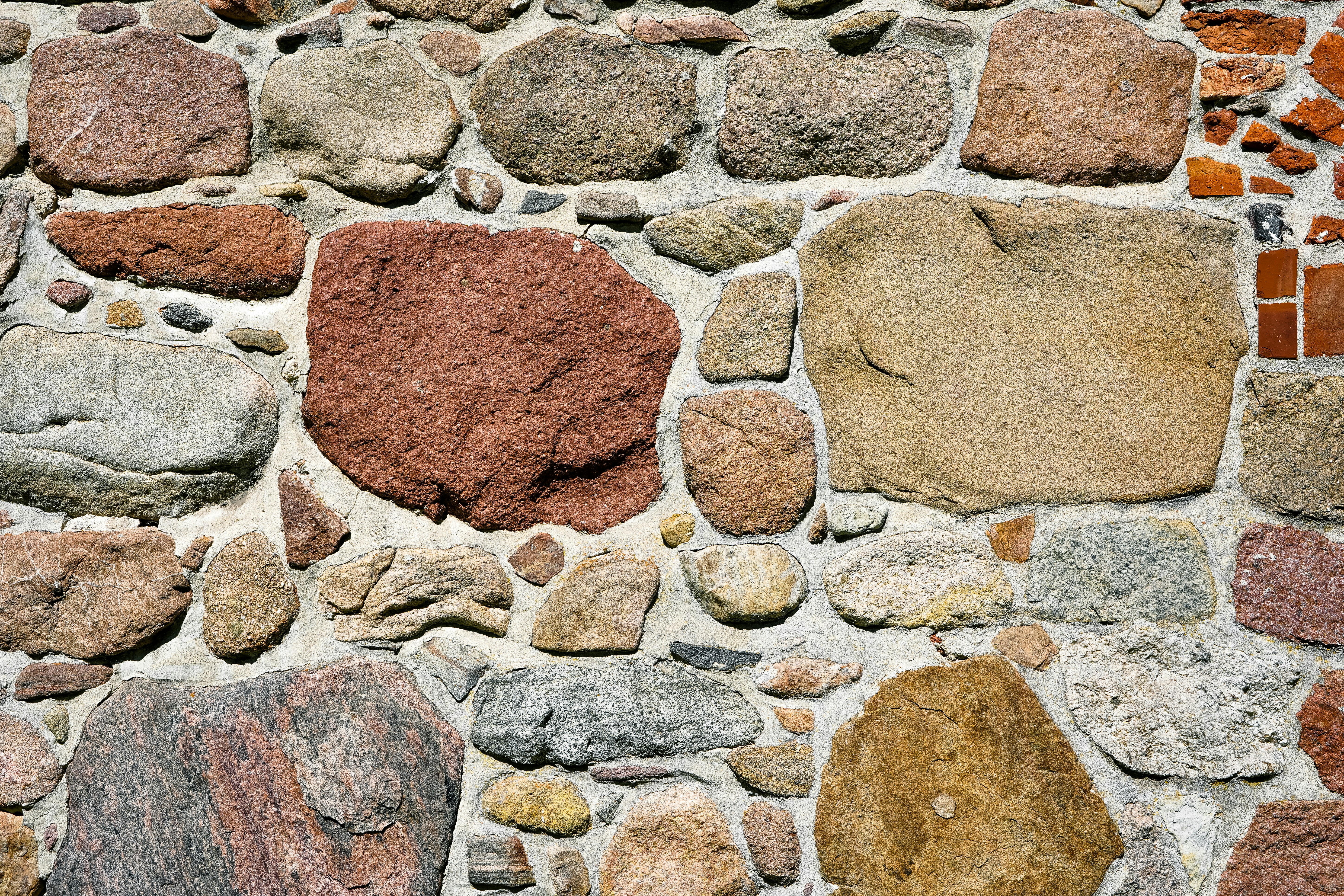 Un muro de piedra rústica con colores y texturas variadas