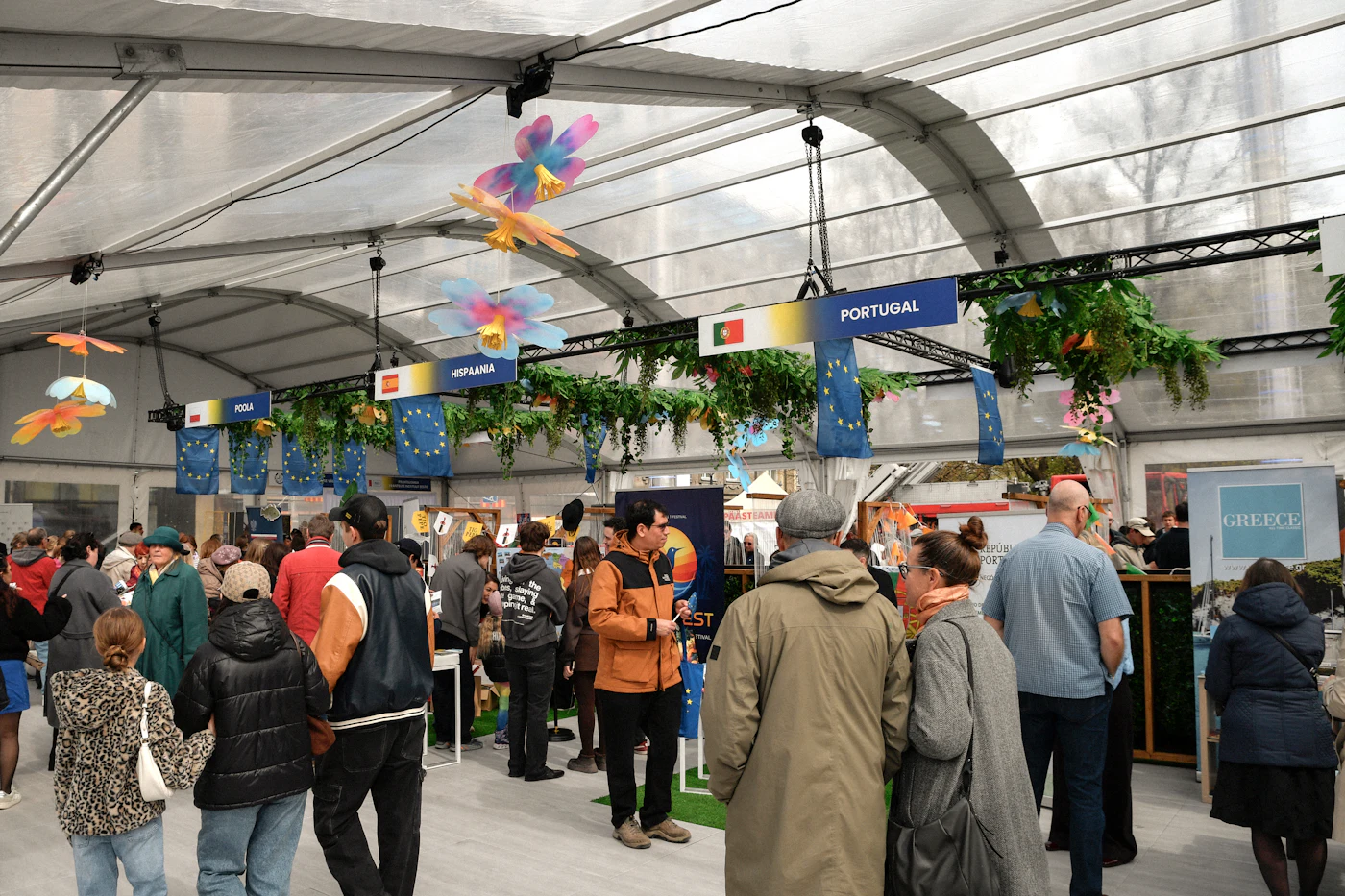 Messestand mit Besuchern auf einer Fachmesse