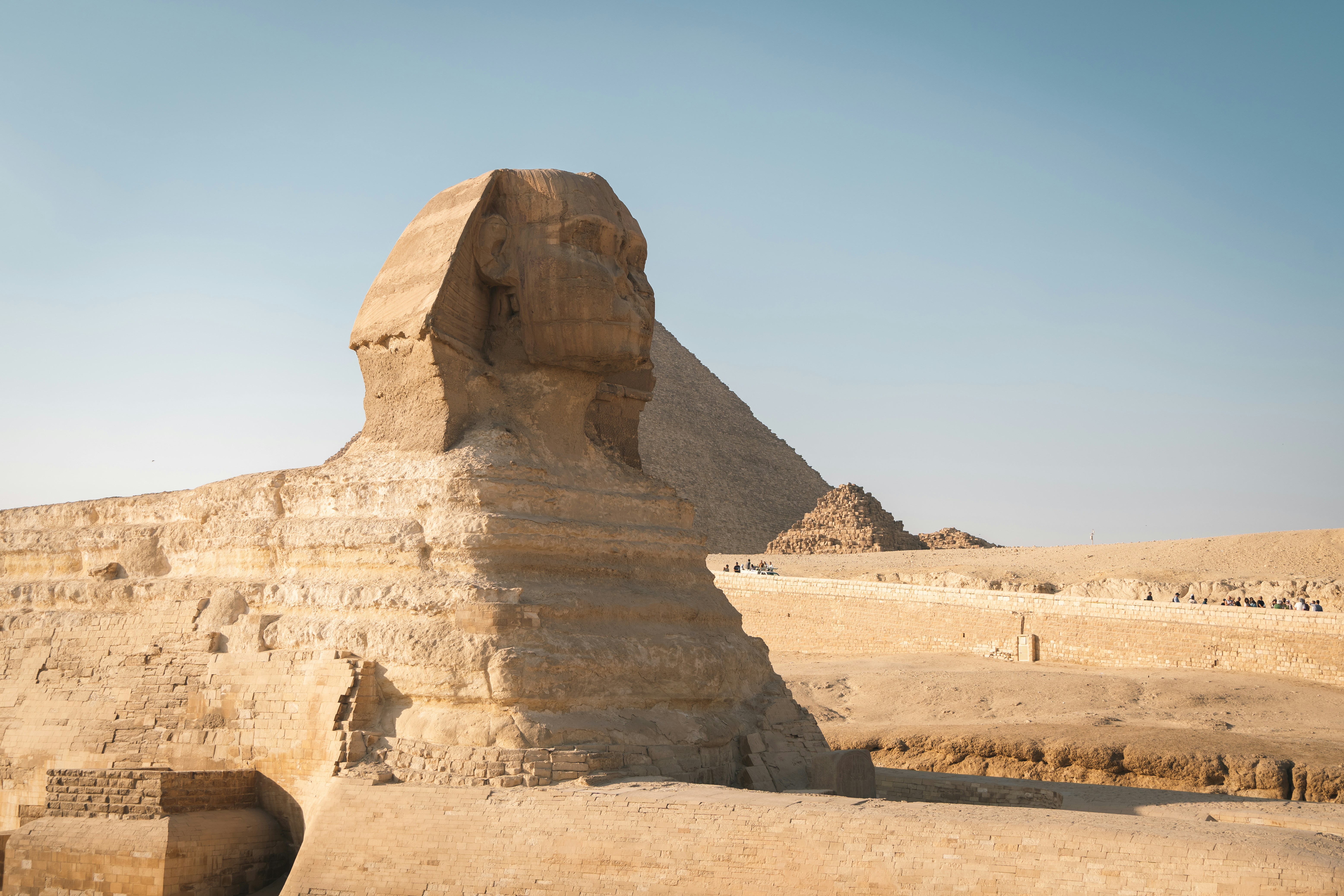 Sphinx besar dan piramida di gurun