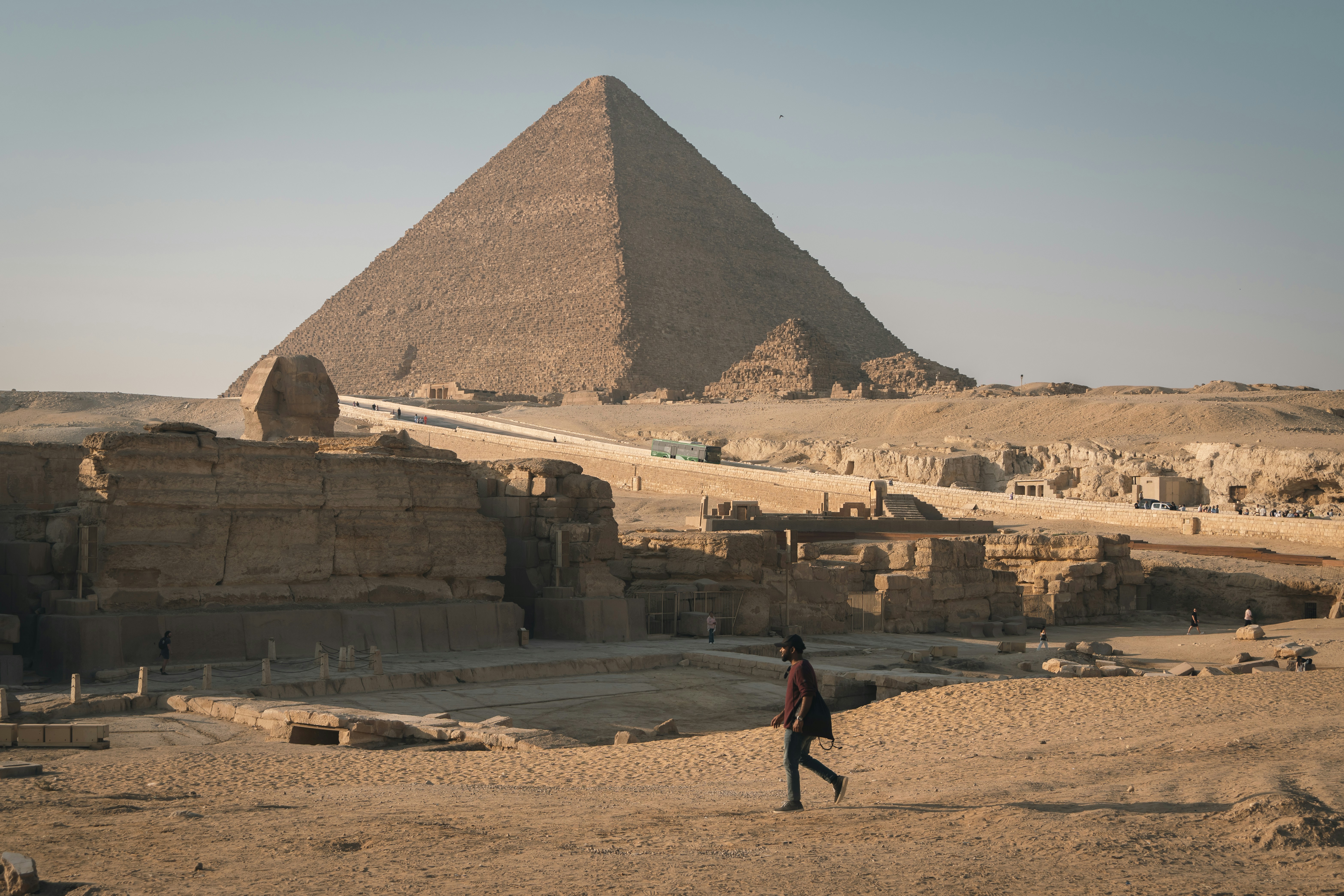 Seseorang berjalan menuju piramida besar giza.
