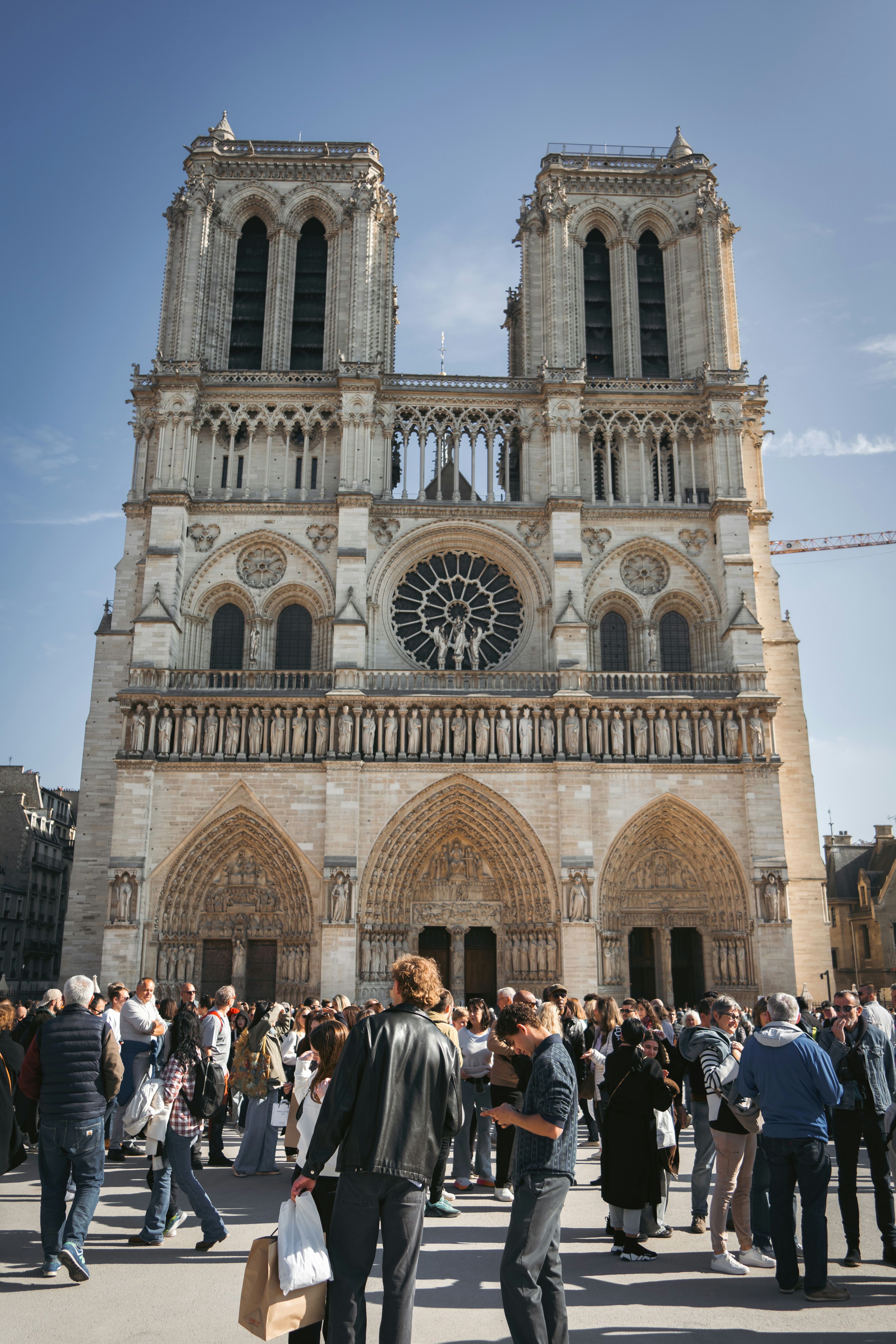 Katedral Notre Dame dengan kerumunan orang
