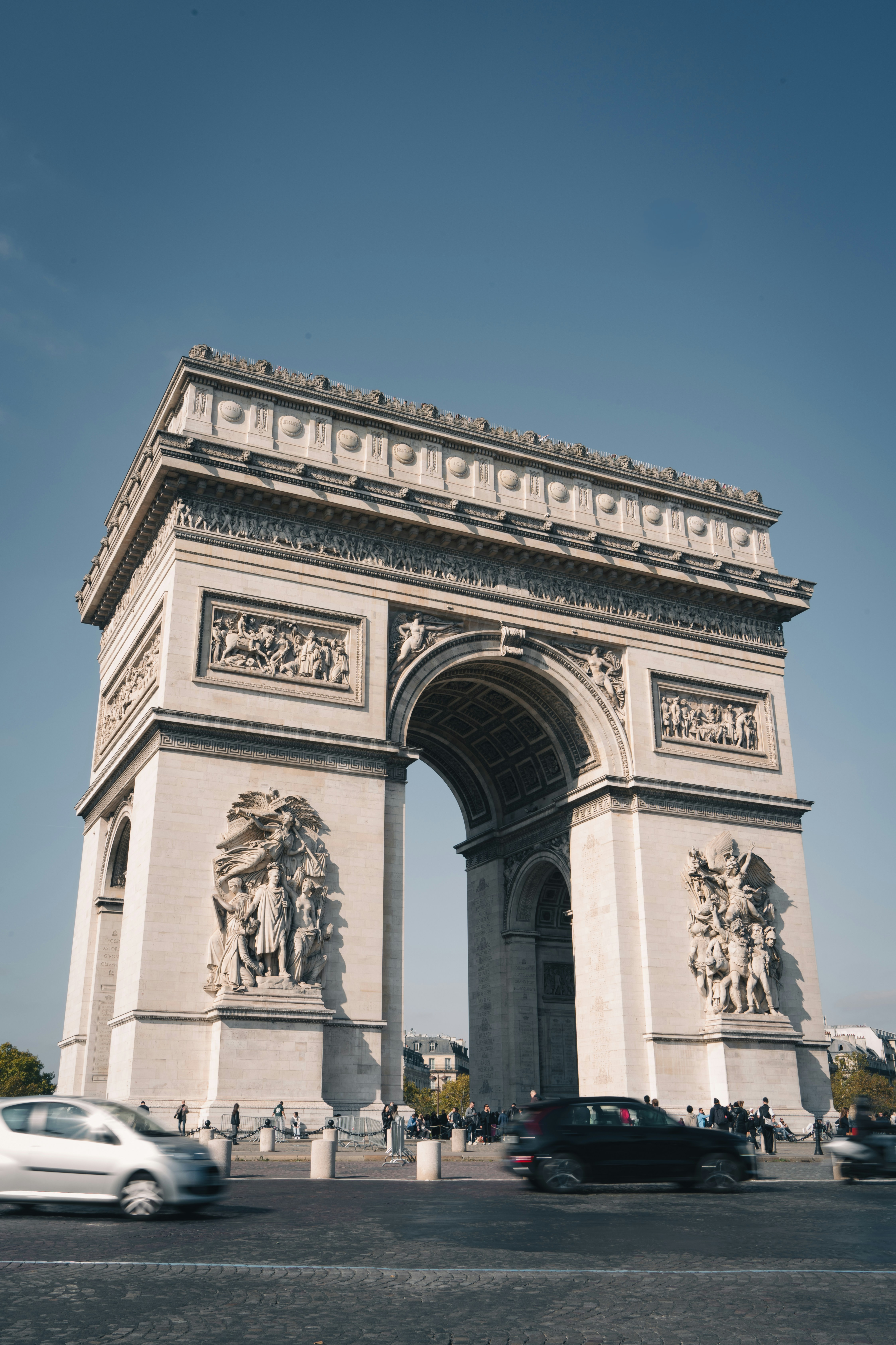 Arc de triomphe di paris di bawah langit cerah.