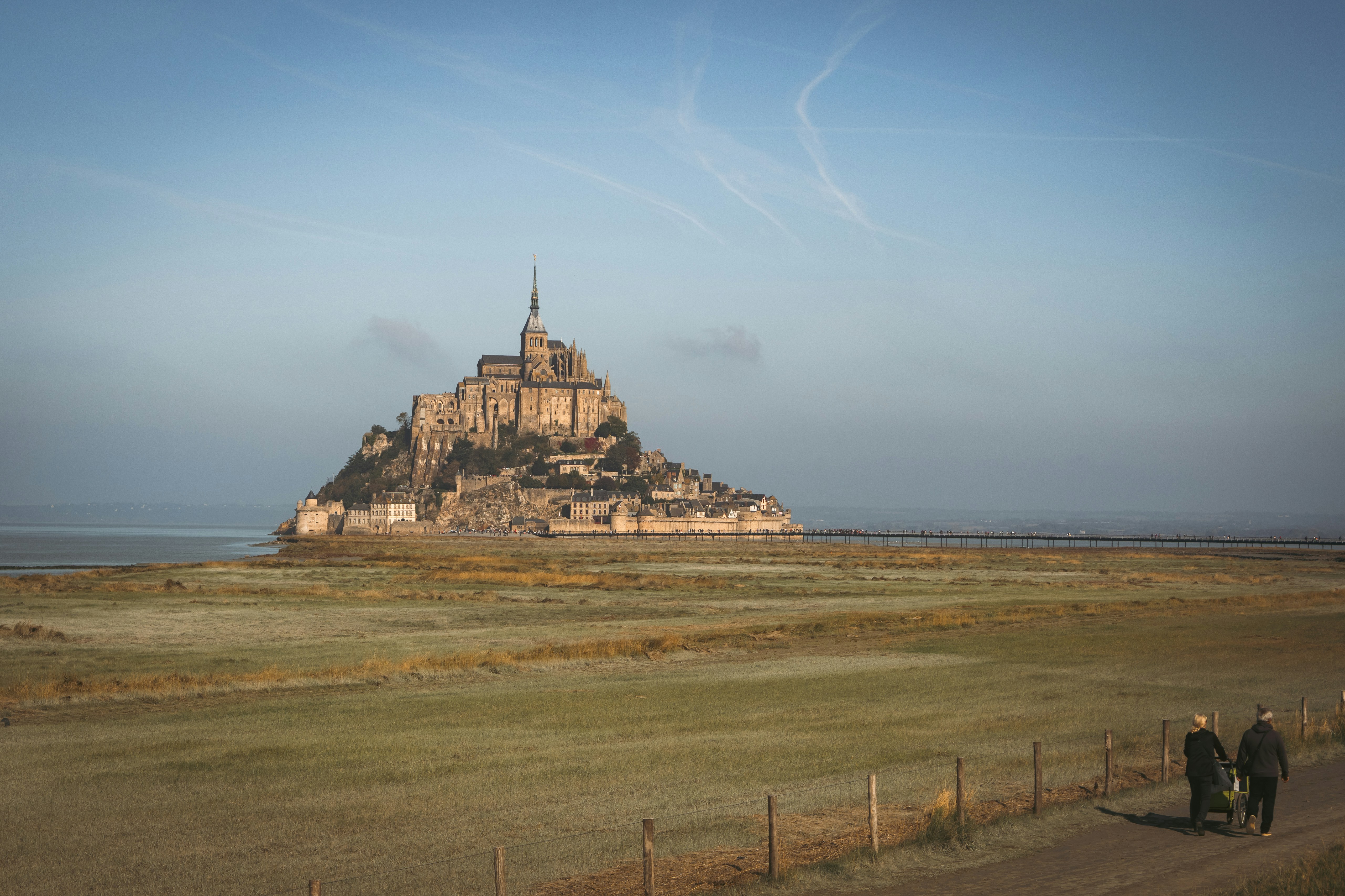 Benteng pulau Mont Saint-Michel di bawah langit biru cerah