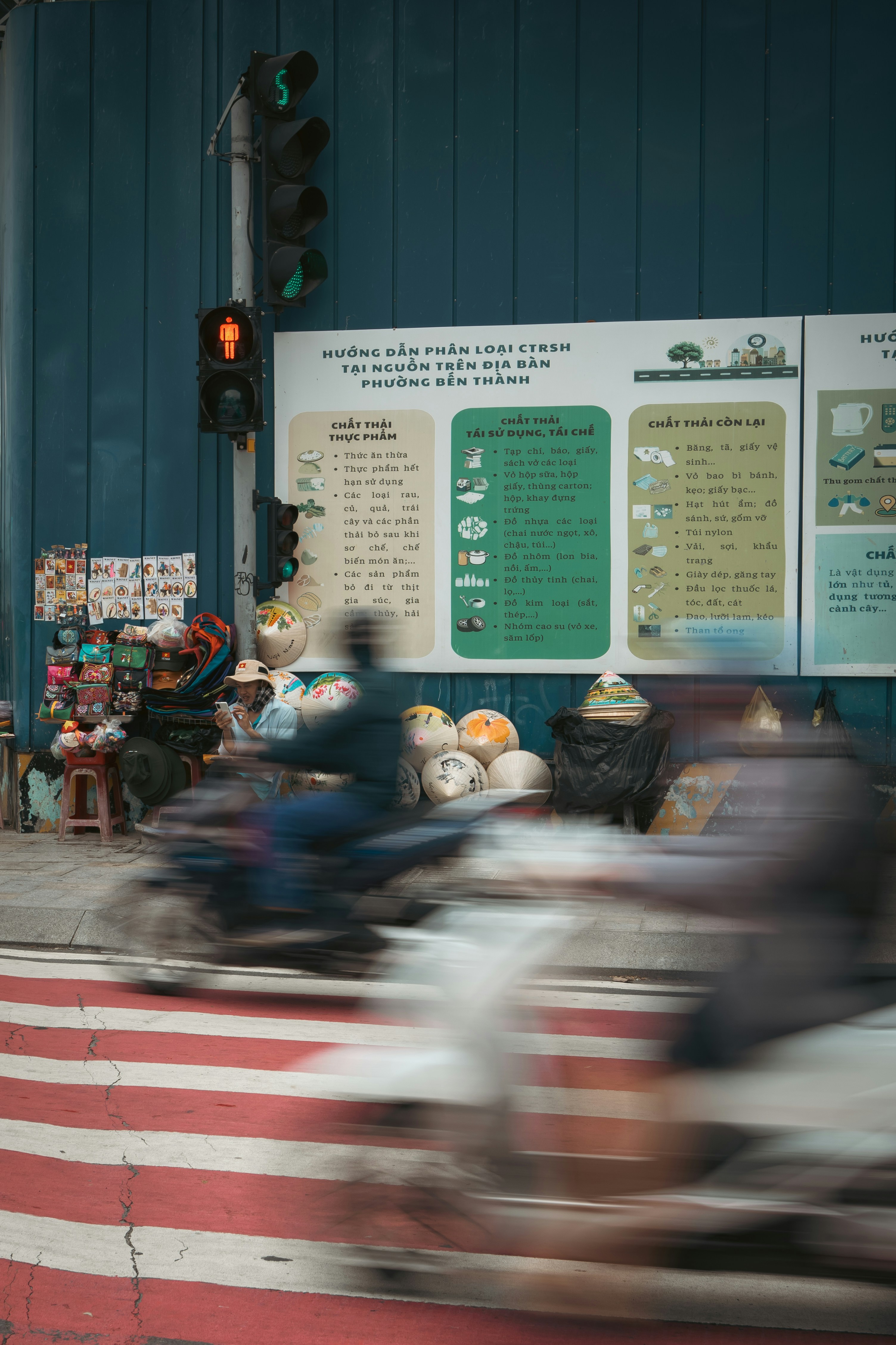 Sepeda motor kabur melewati lampu lalu lintas dan penyeberangan.