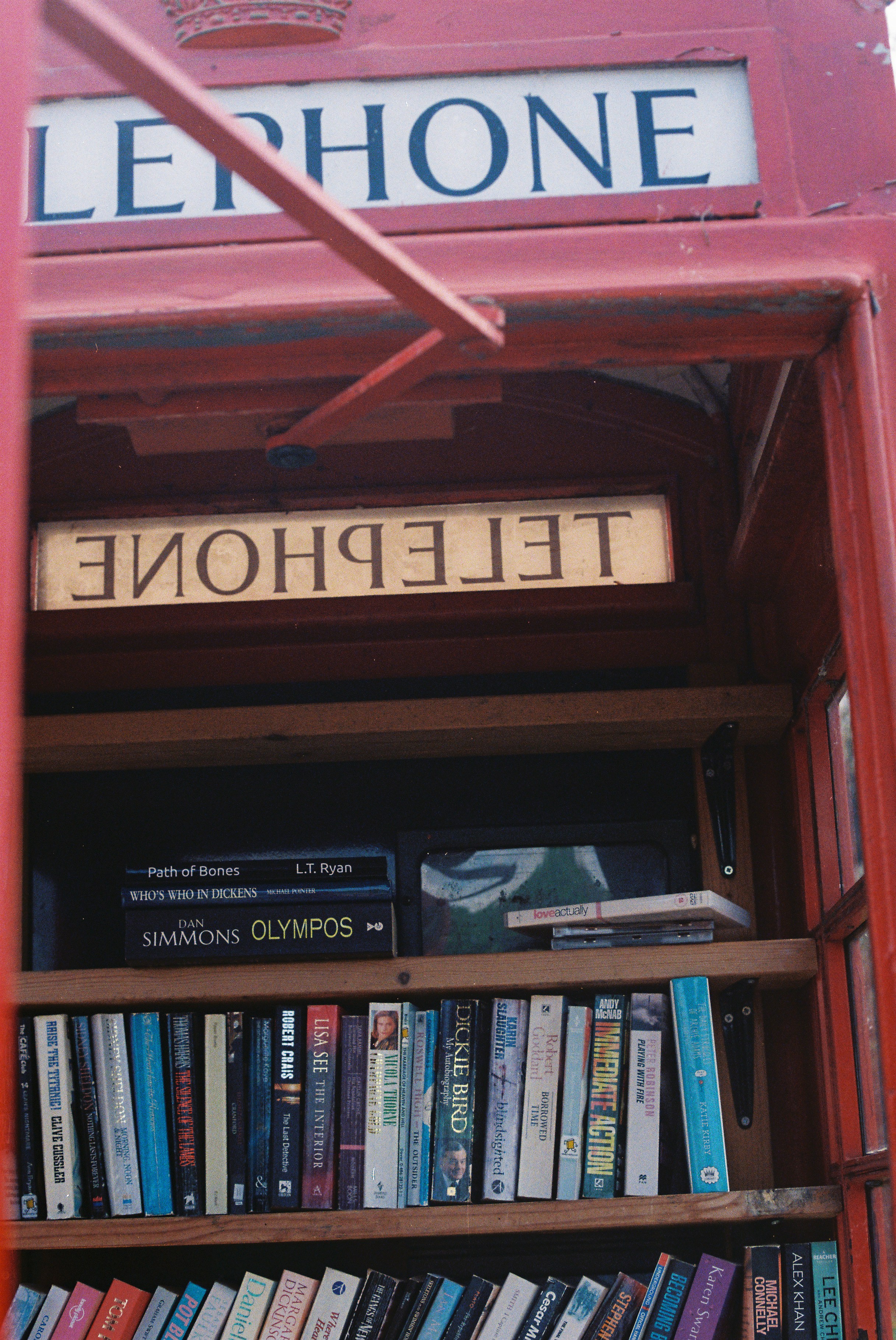 Rote Telefonzelle voller Bücher