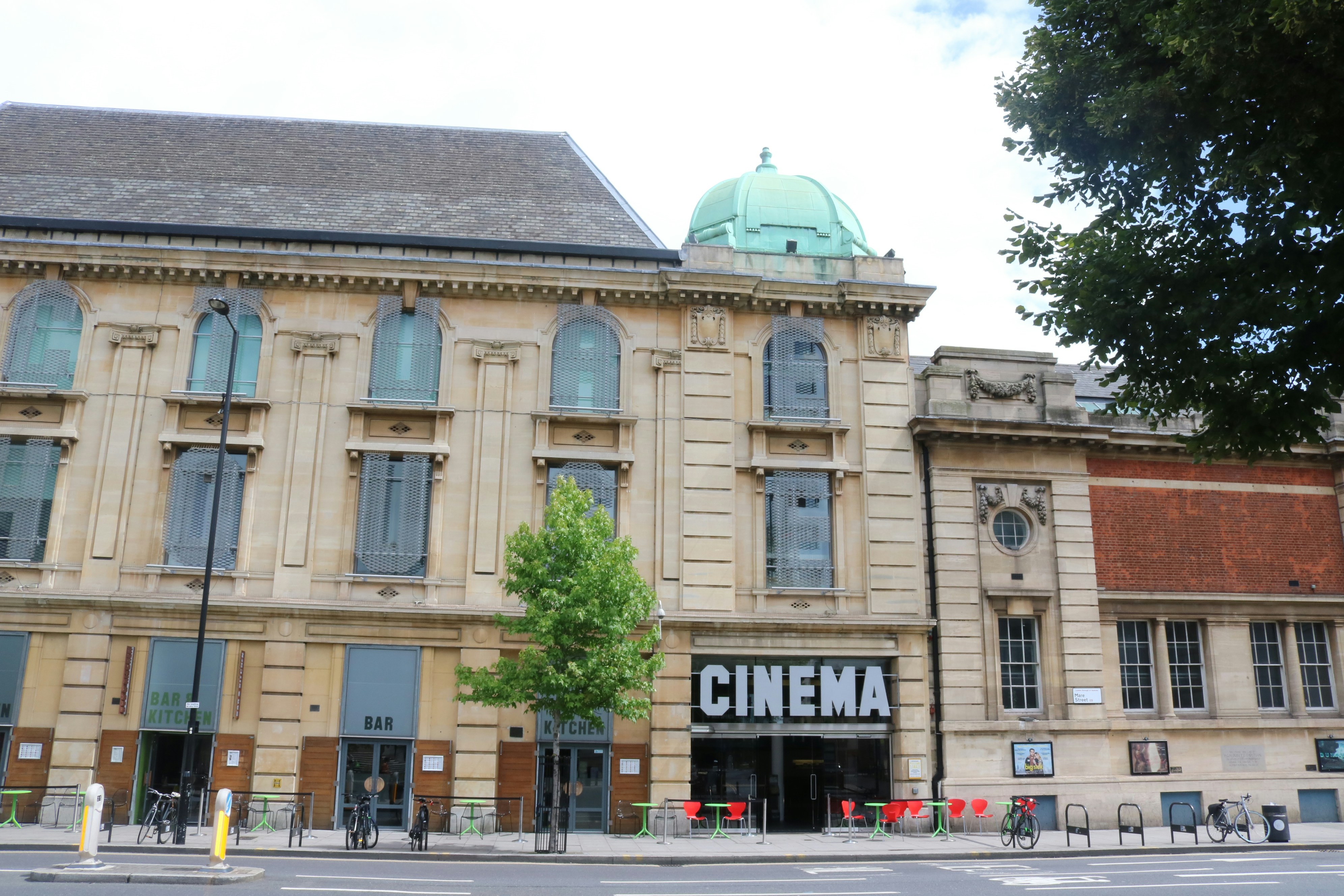 Um prédio de cinema com uma cúpula verde