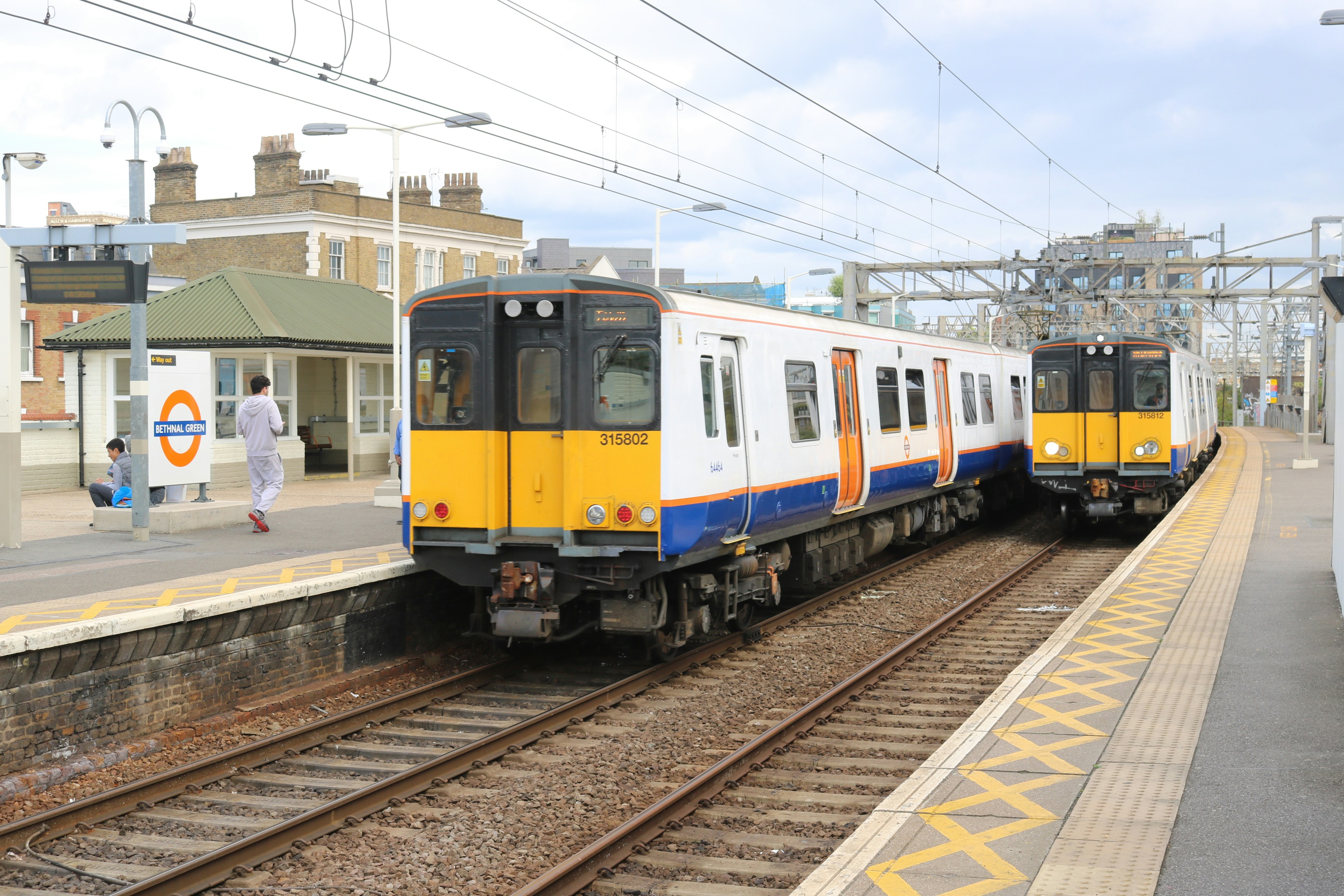 Dois trens em trilhos paralelos em uma estação.