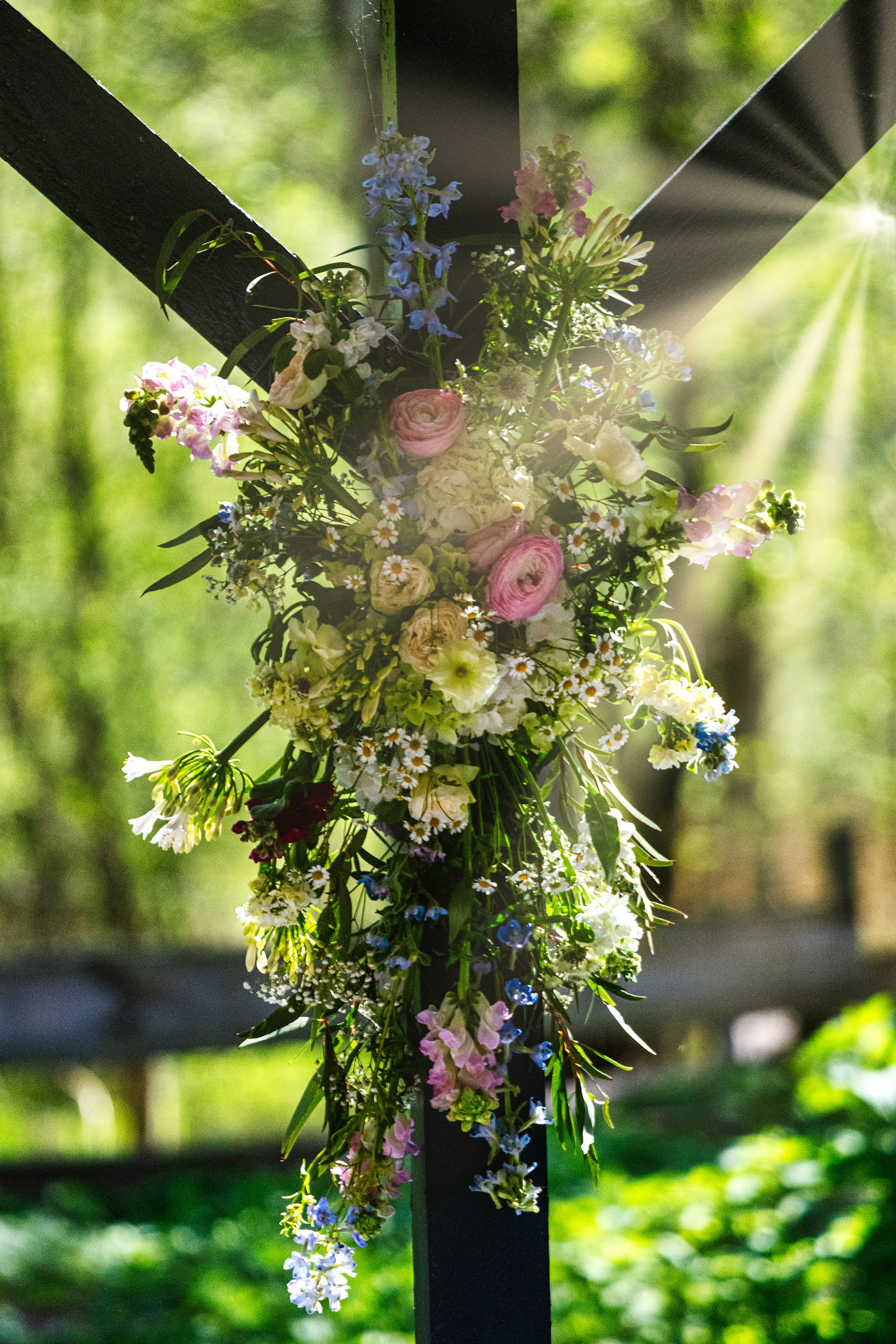 Un precioso arreglo floral cuelga al aire libre