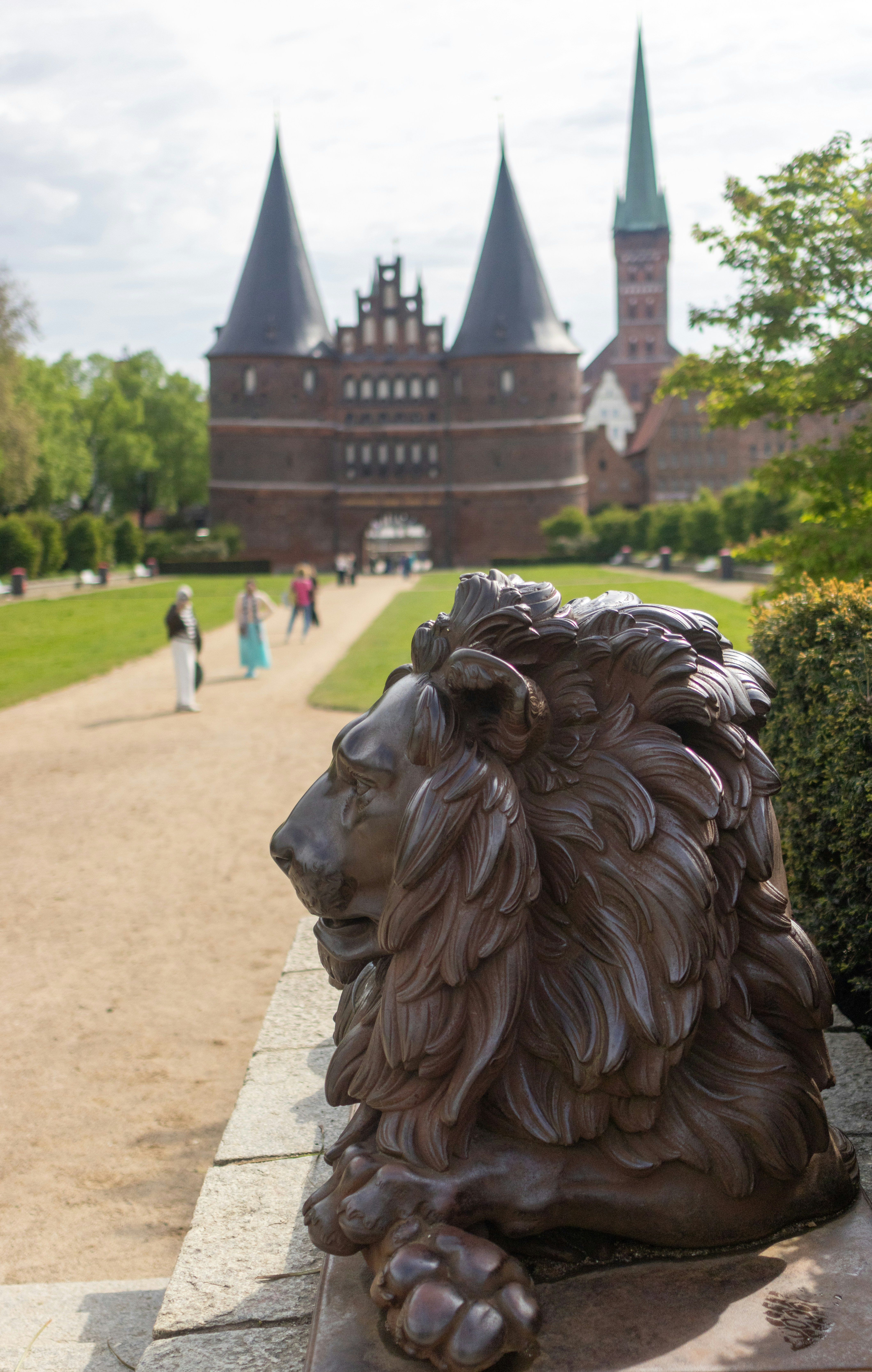 Estatua de león de bronce frente al histórico edificio Holsten Gate.