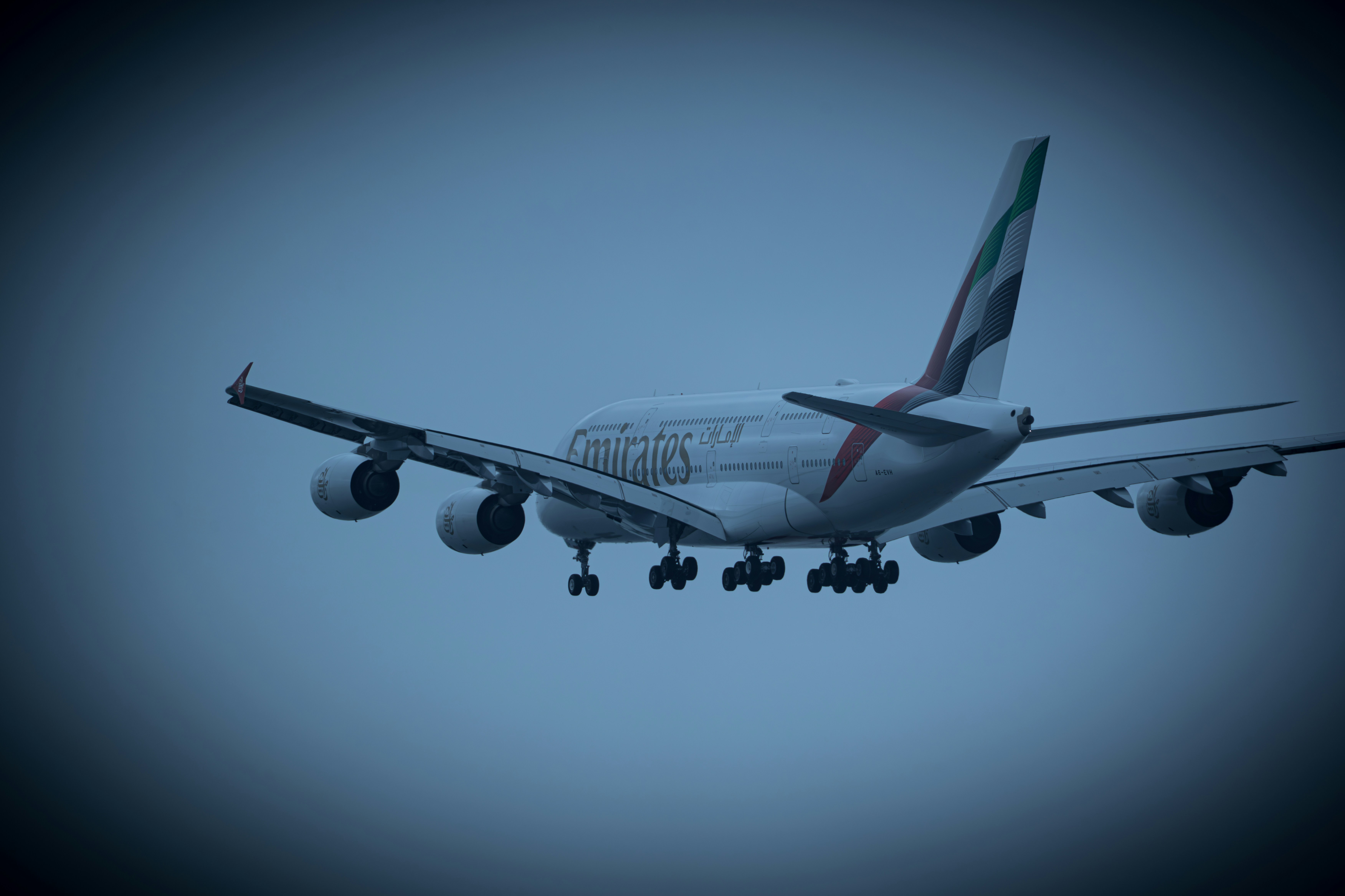 Pesawat Emirates di langit