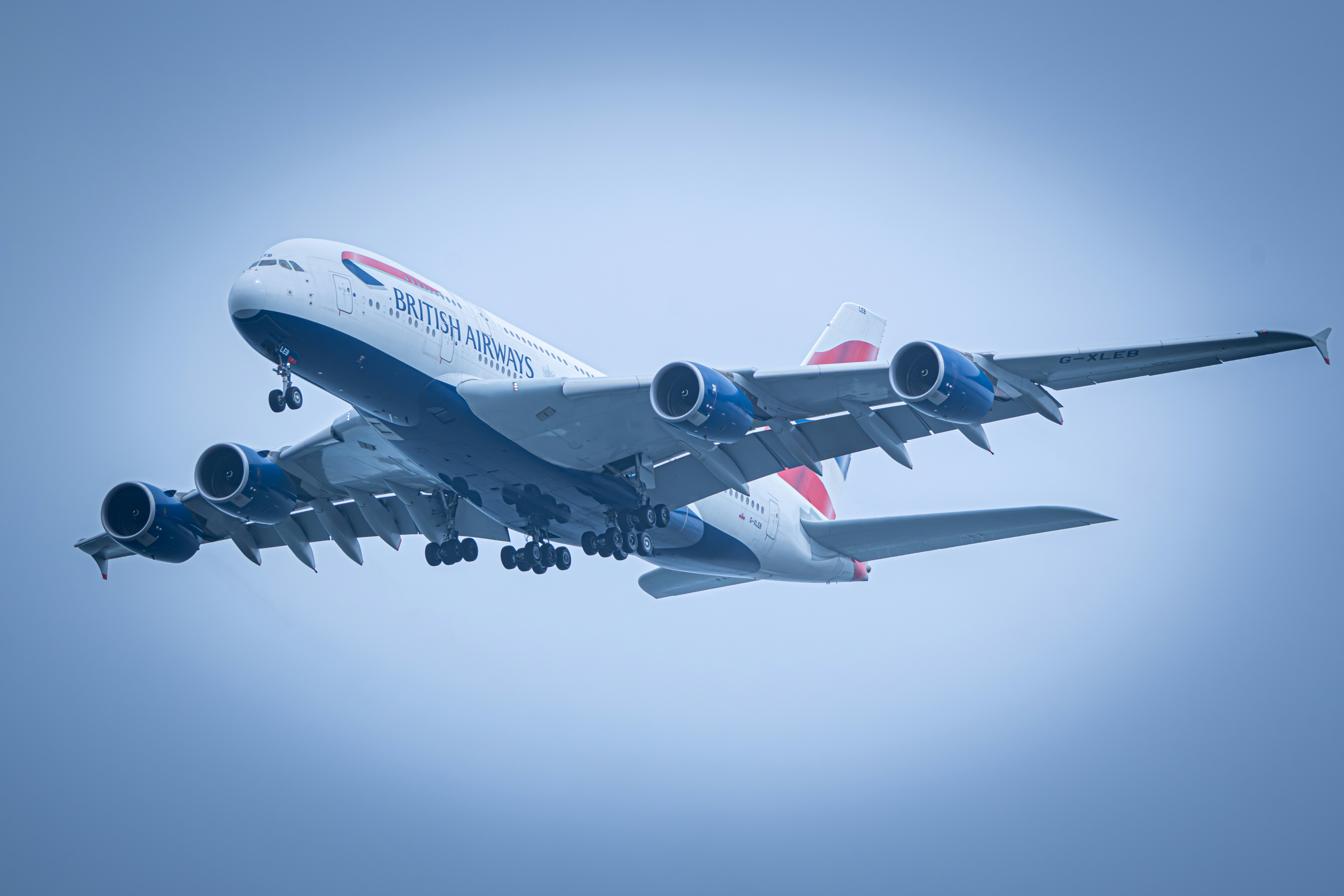 Pesawat British Airways lepas landas ke langit