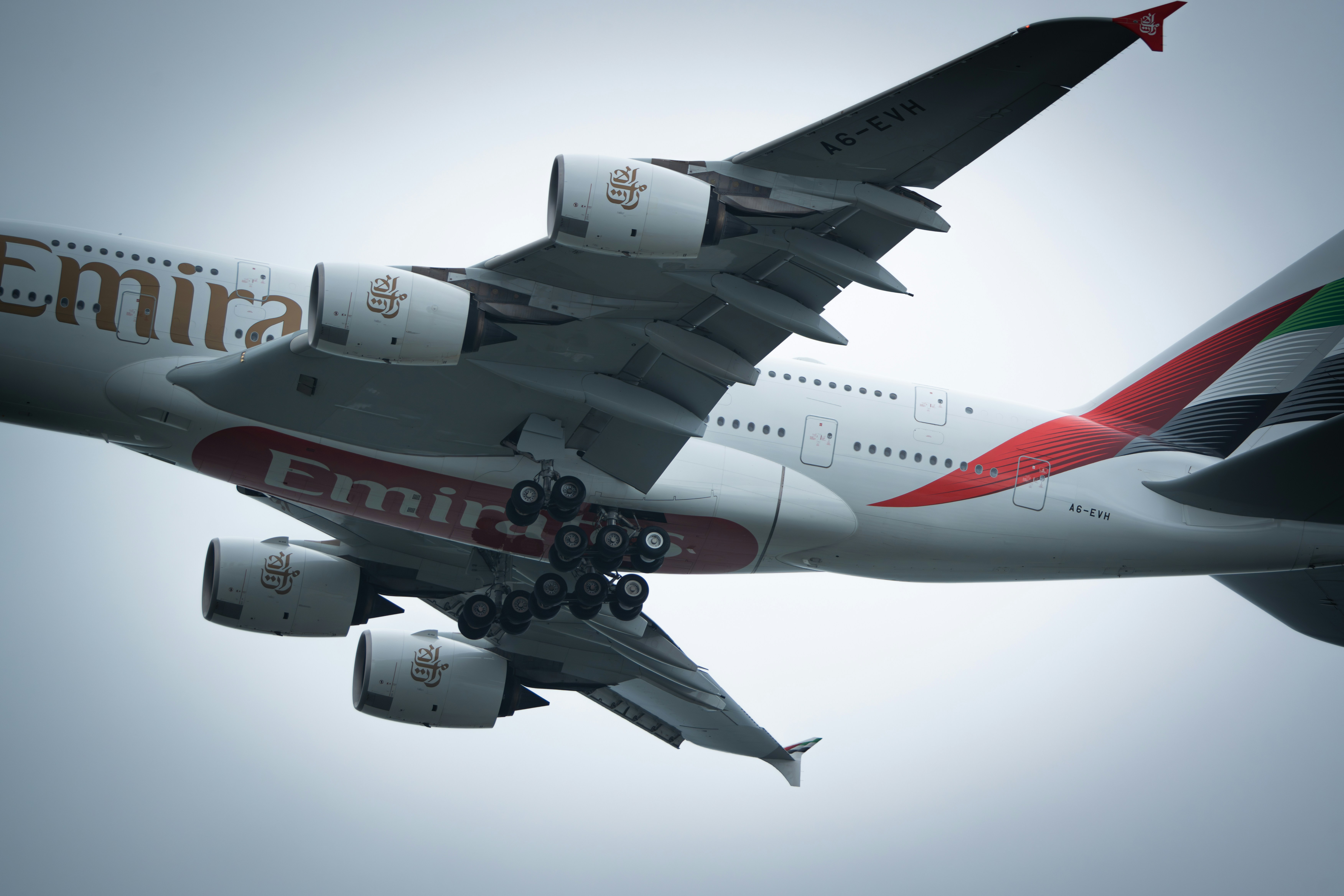 Pesawat Emirates dengan roda pendaratan diperpanjang