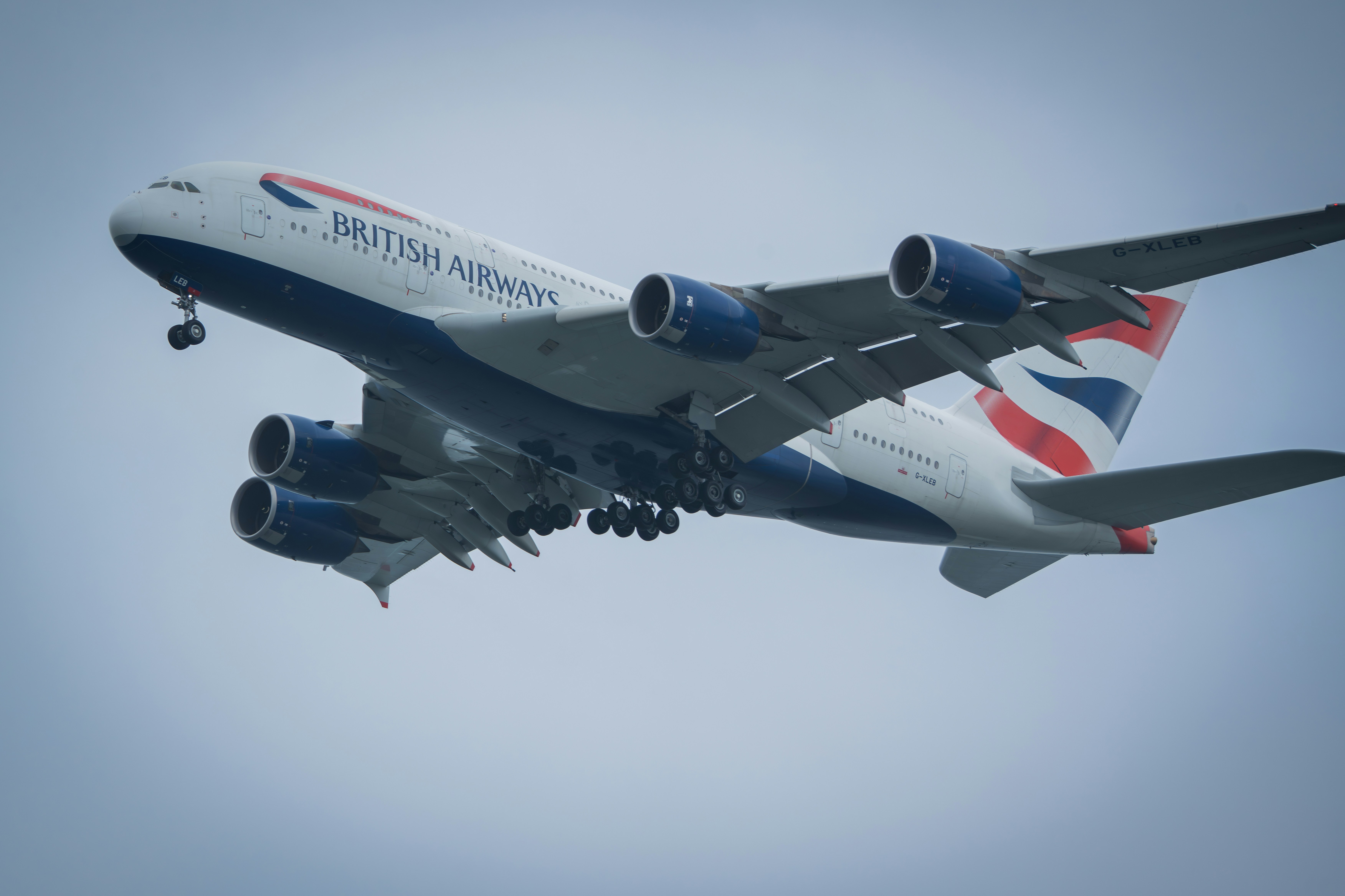 Pesawat British Airways lepas landas ke langit mendung