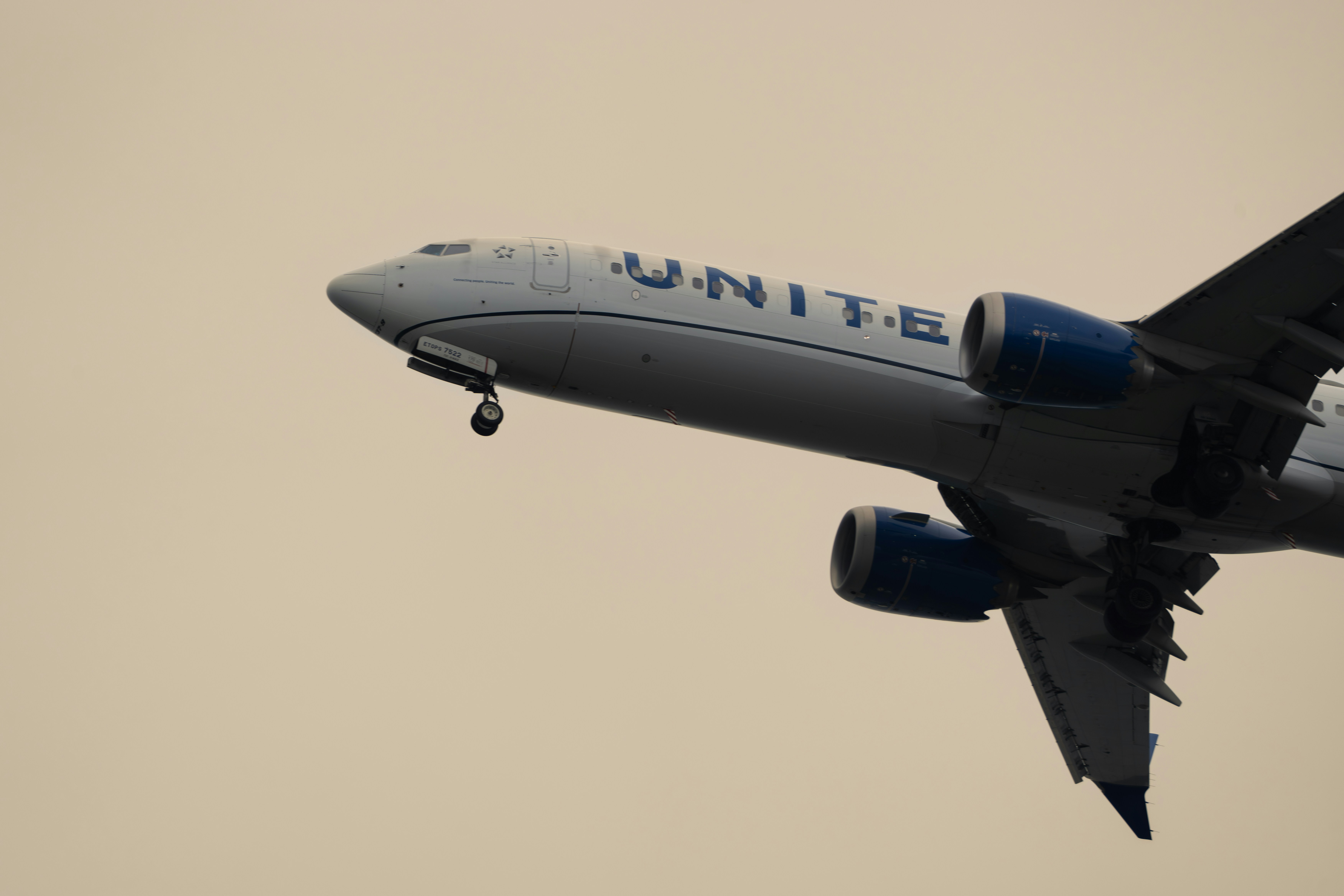 Pesawat United Airlines terbang di langit