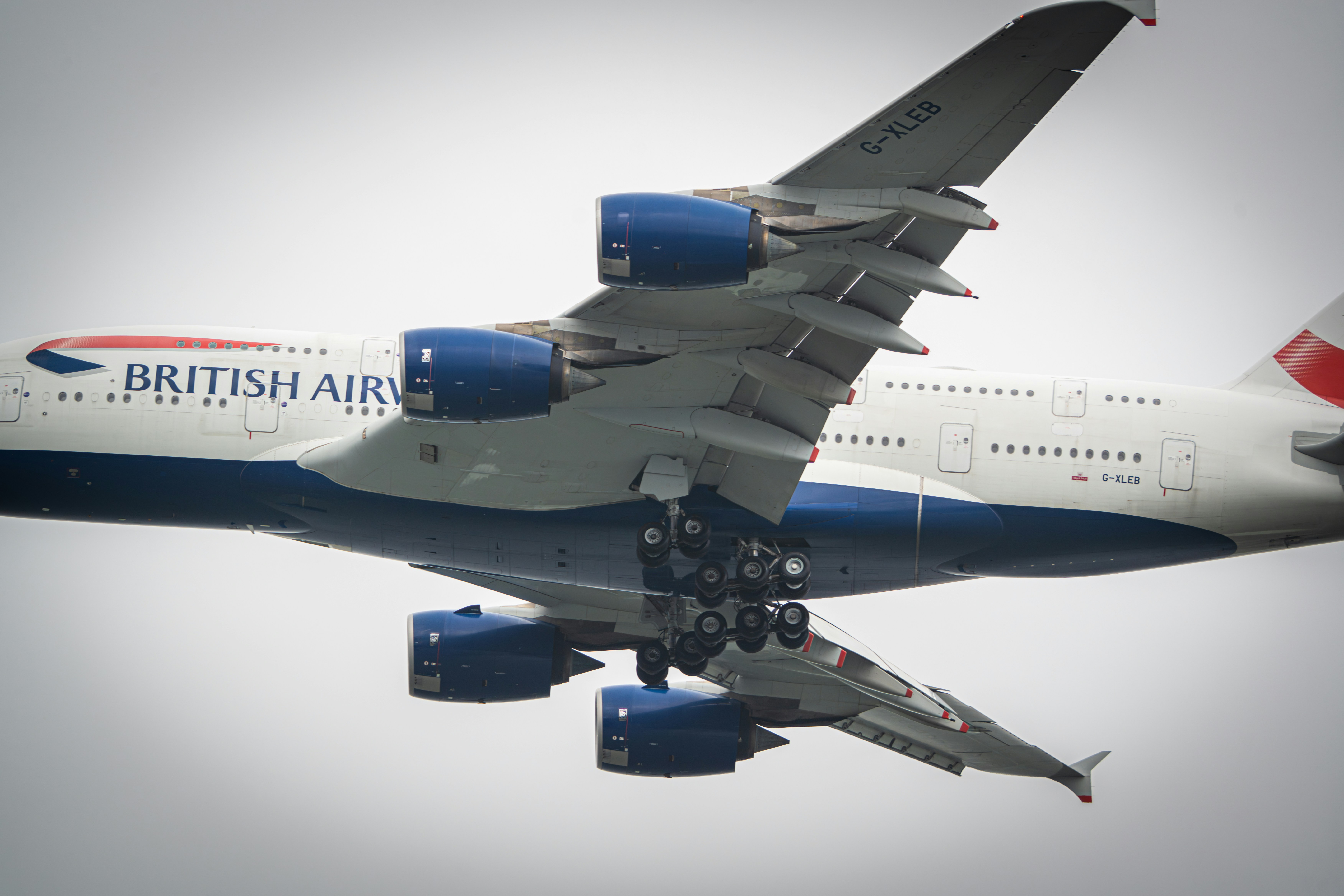 Pesawat British Airways dengan mesin terlihat
