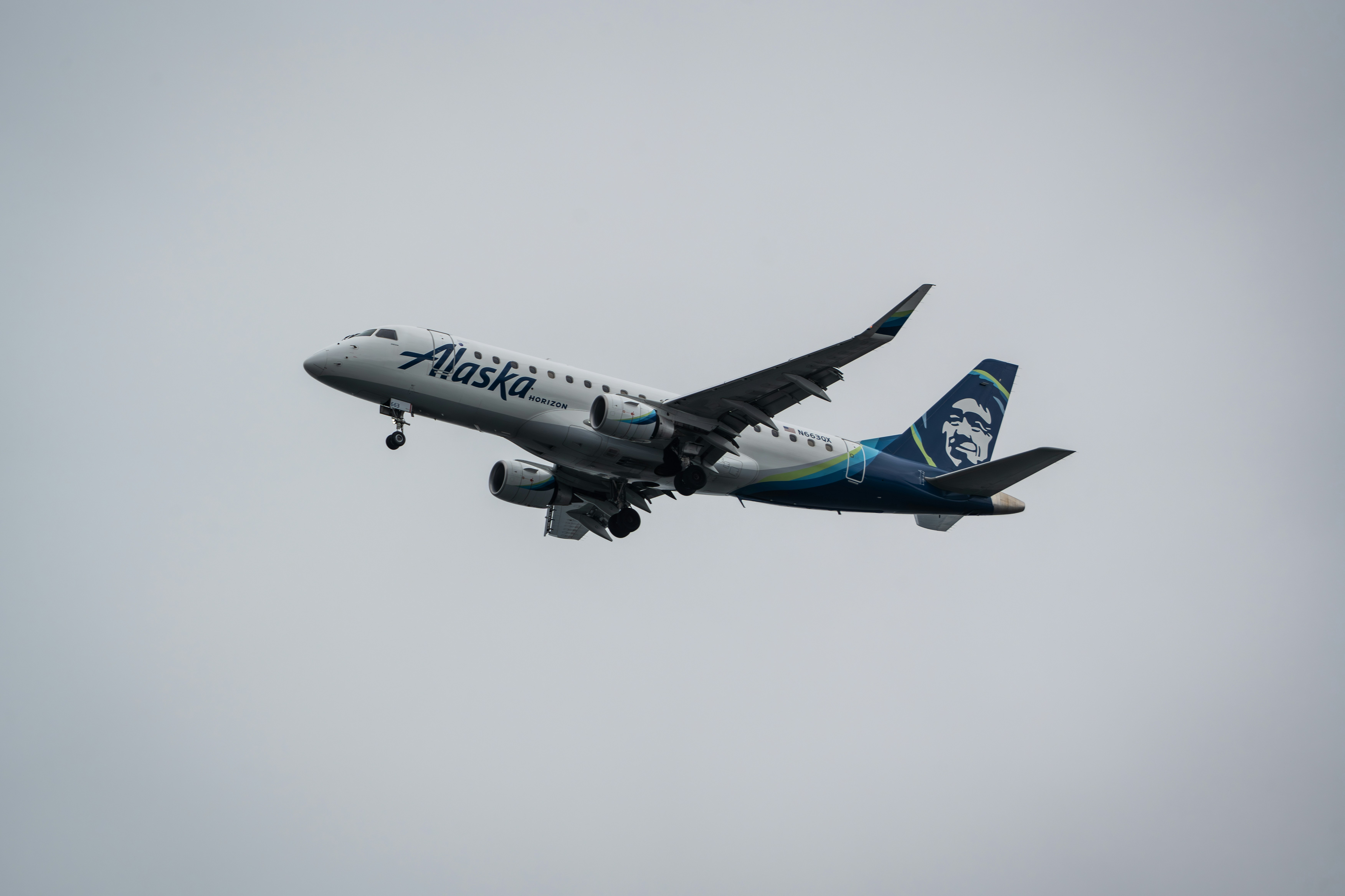 Jet Alaska Airlines lepas landas ke langit mendung