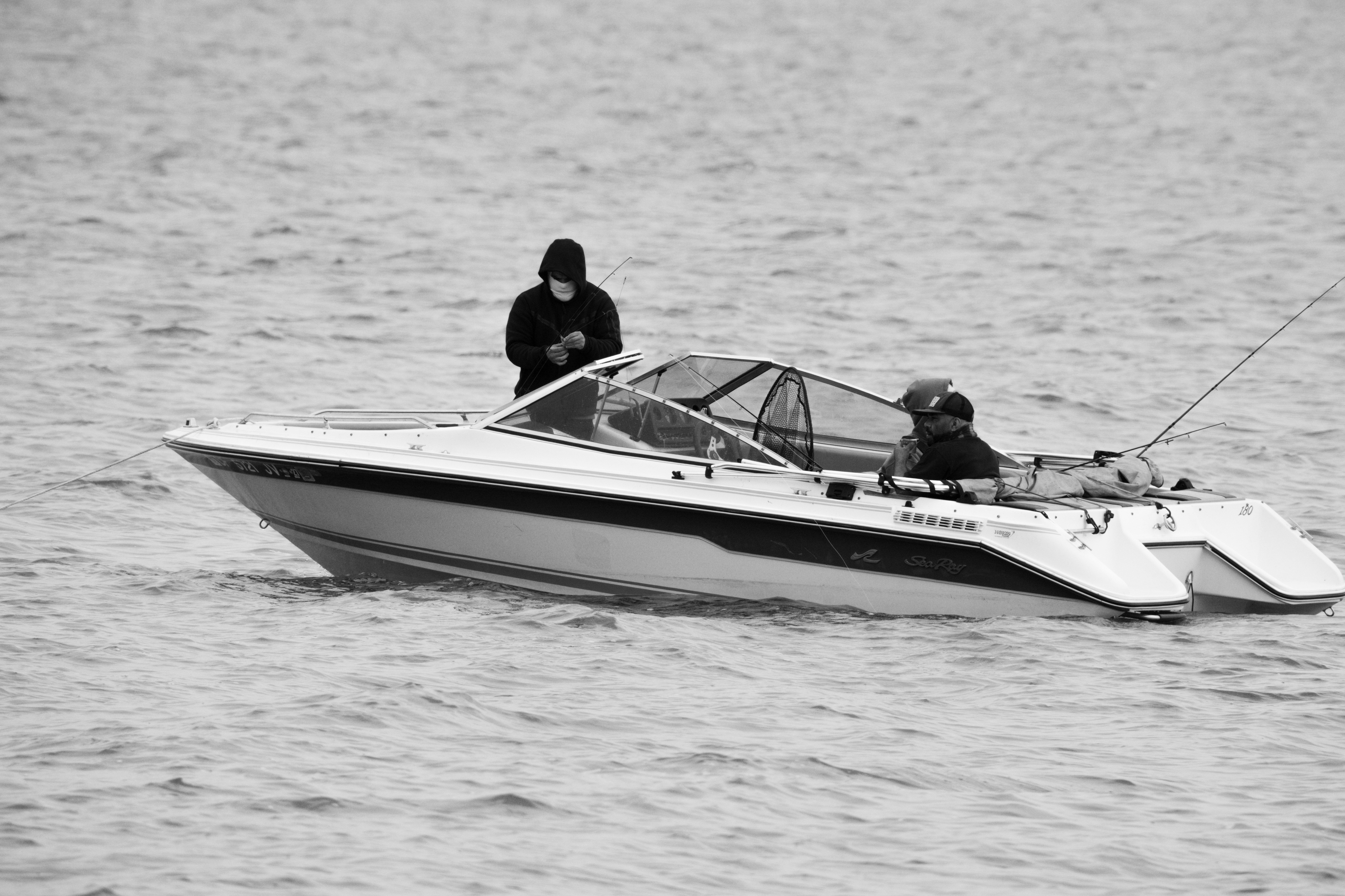 Dua orang di perahu motor di air