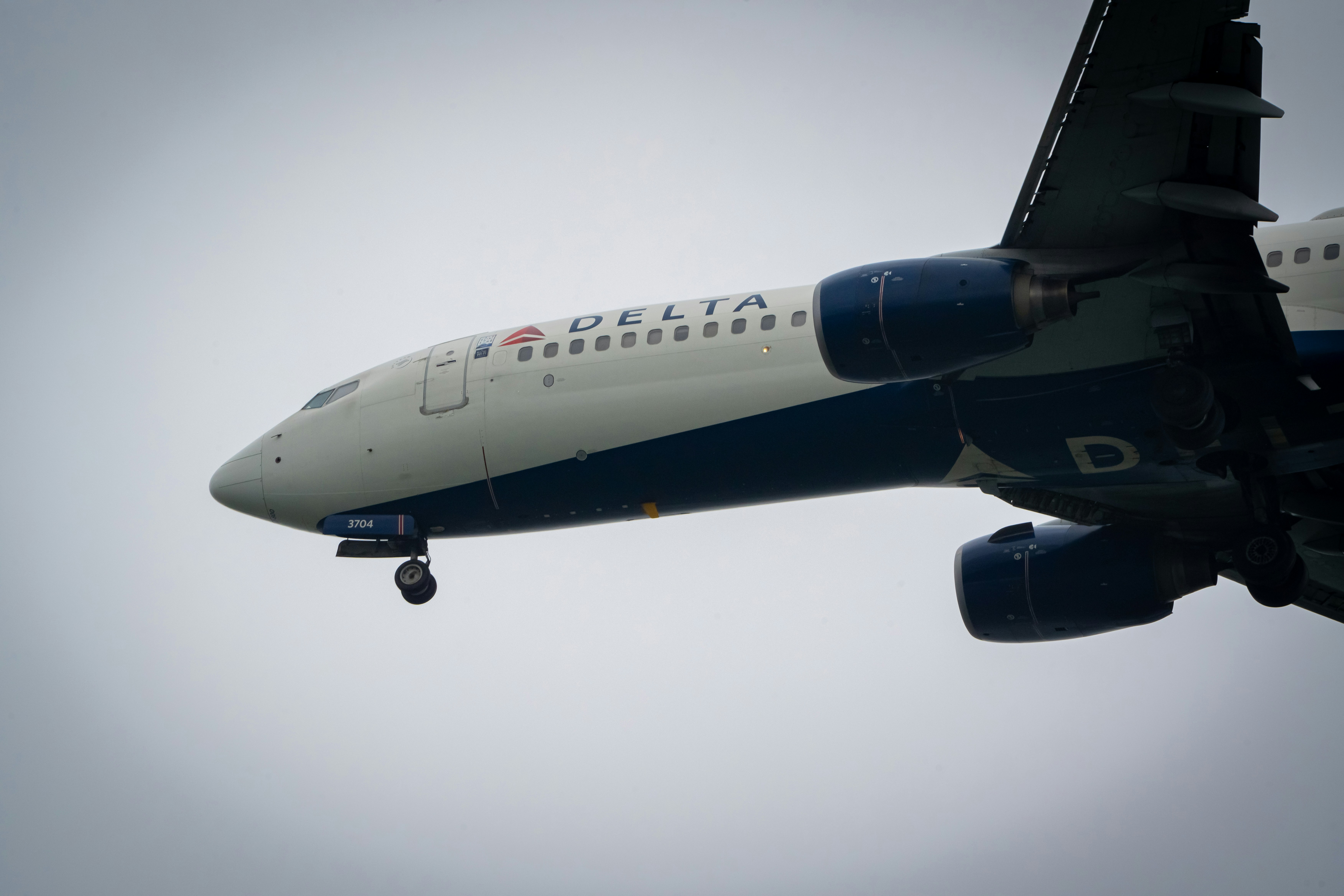 Sebuah pesawat delta terbang di langit