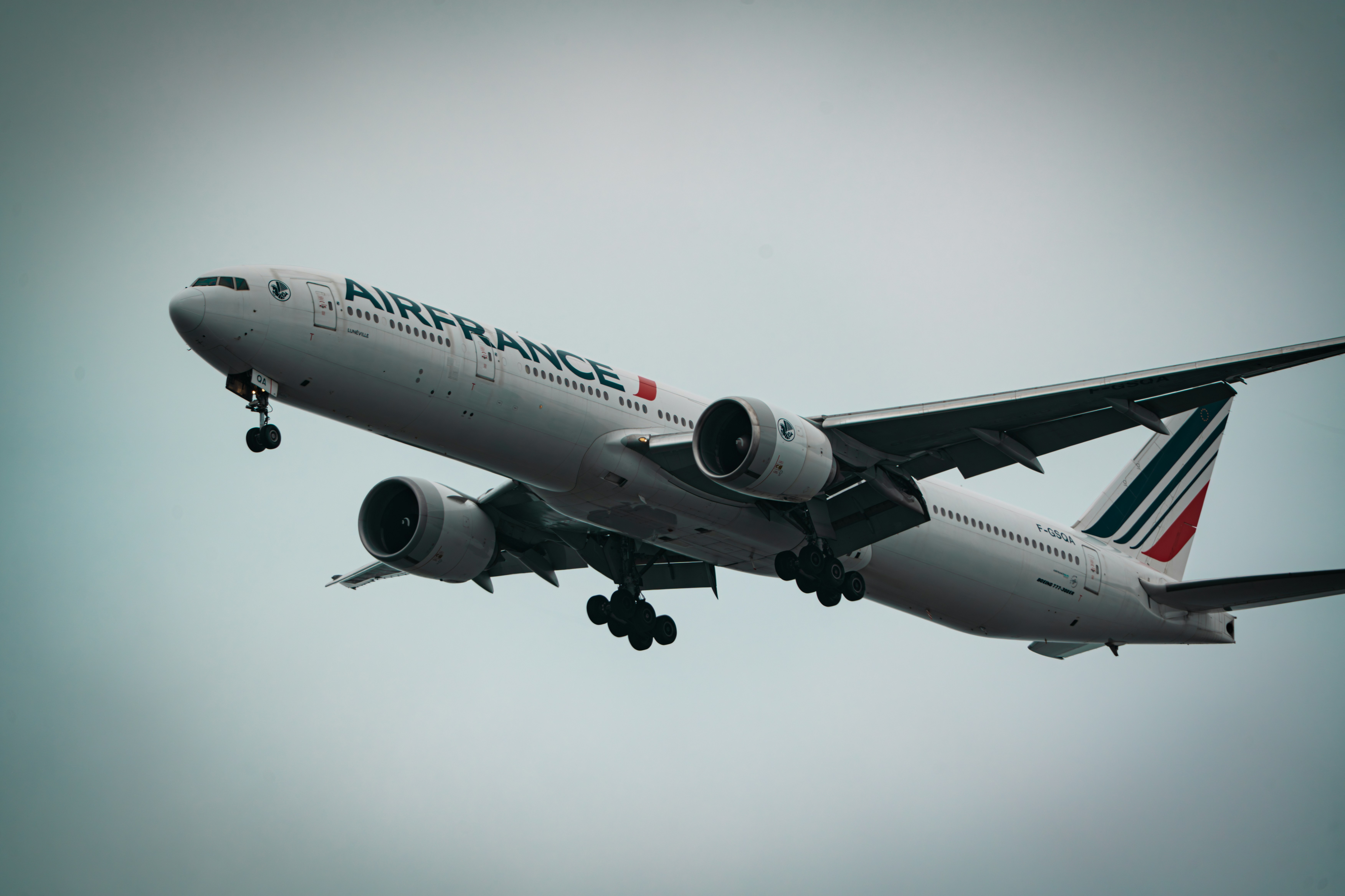 Sebuah pesawat air france lepas landas ke langit mendung