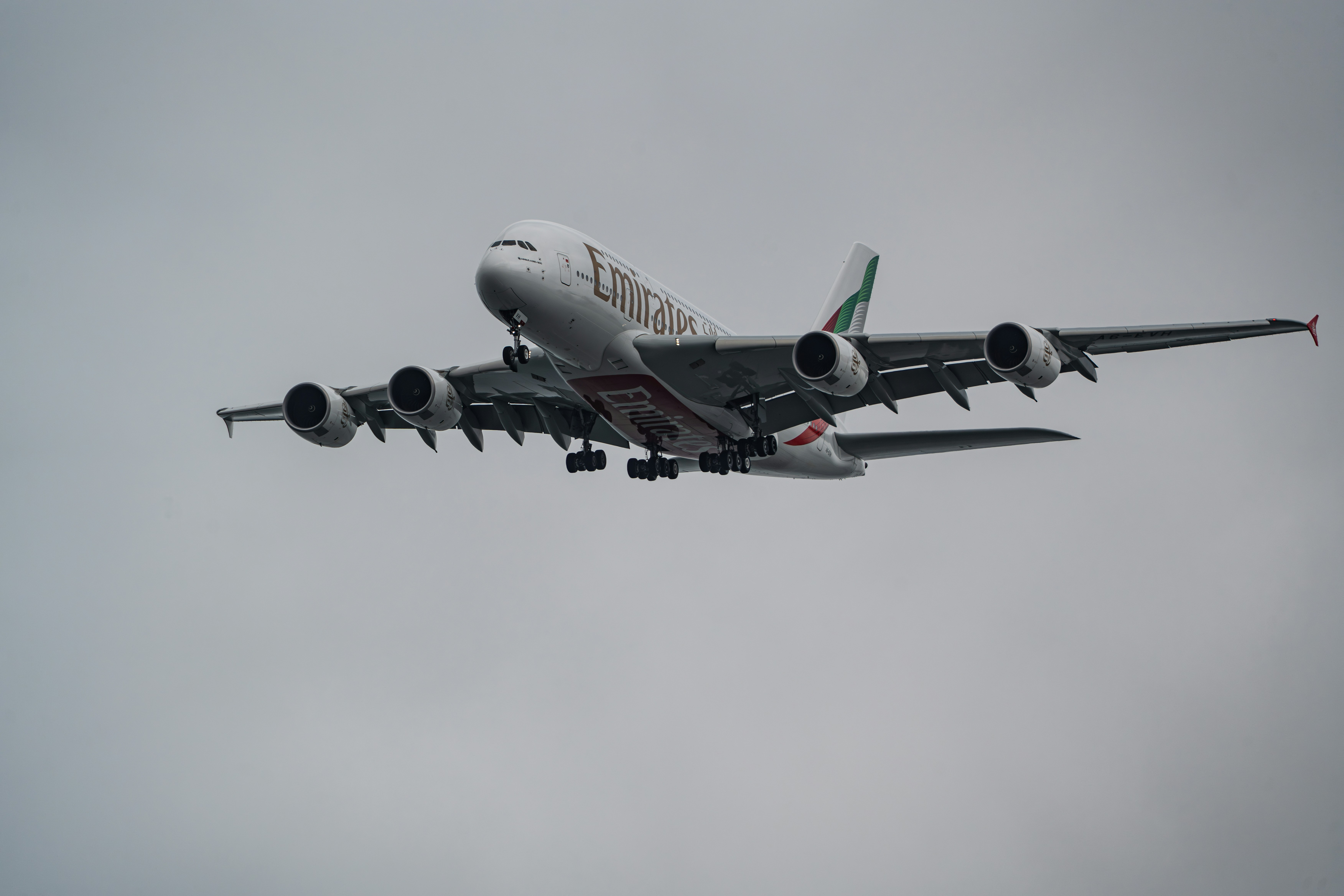 Sebuah pesawat Emirates Airbus A380 terbang di langit.