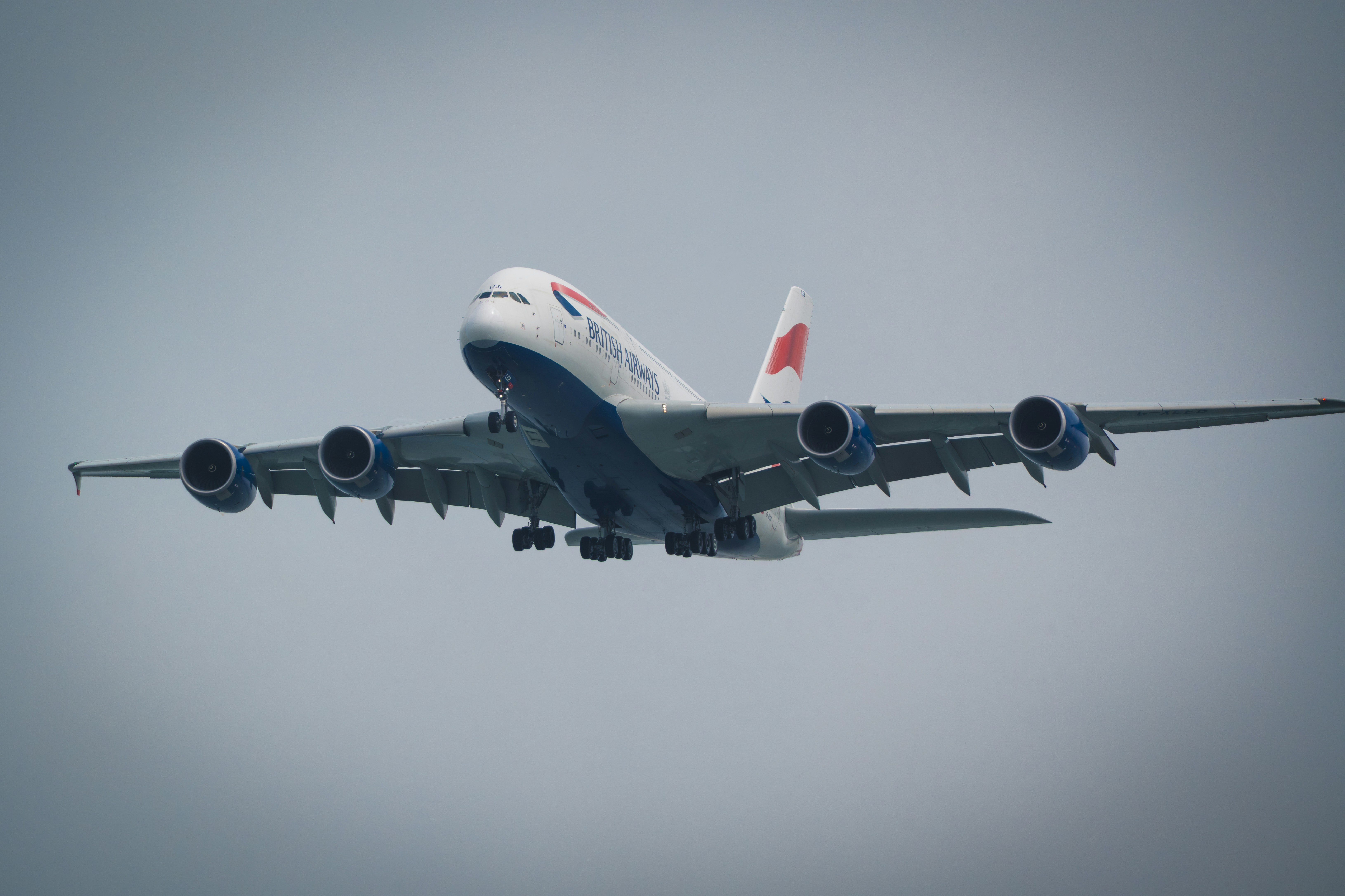 Sebuah pesawat British Airways besar di langit