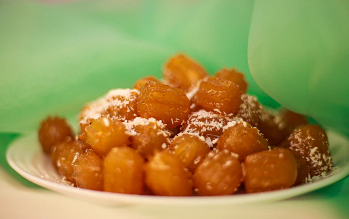 Gulab jamun dorés saupoudrés de noix de coco