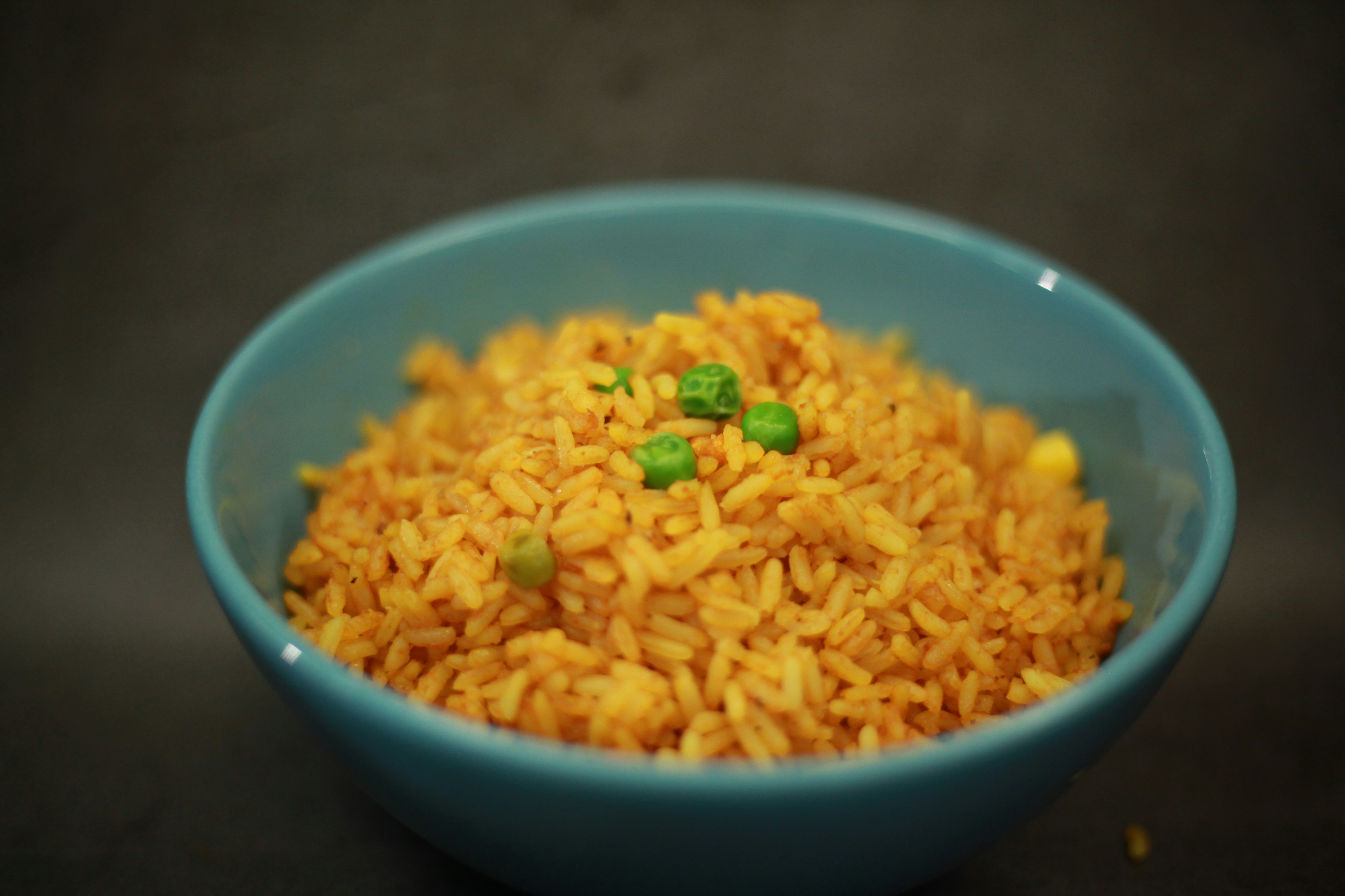 Un bol de riz frit avec des pois