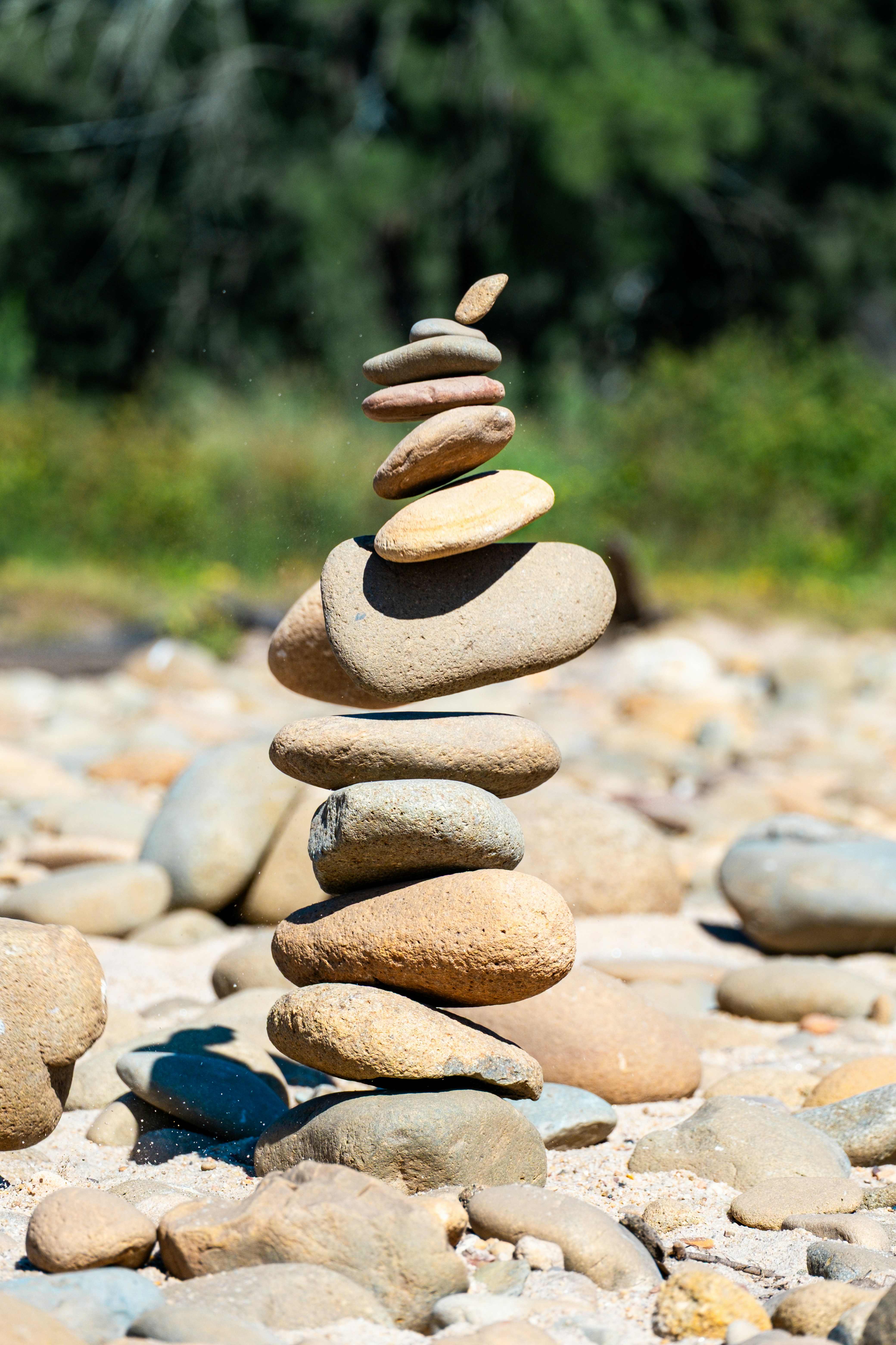 Pila di pietre equilibrate su una costa rocciosa
