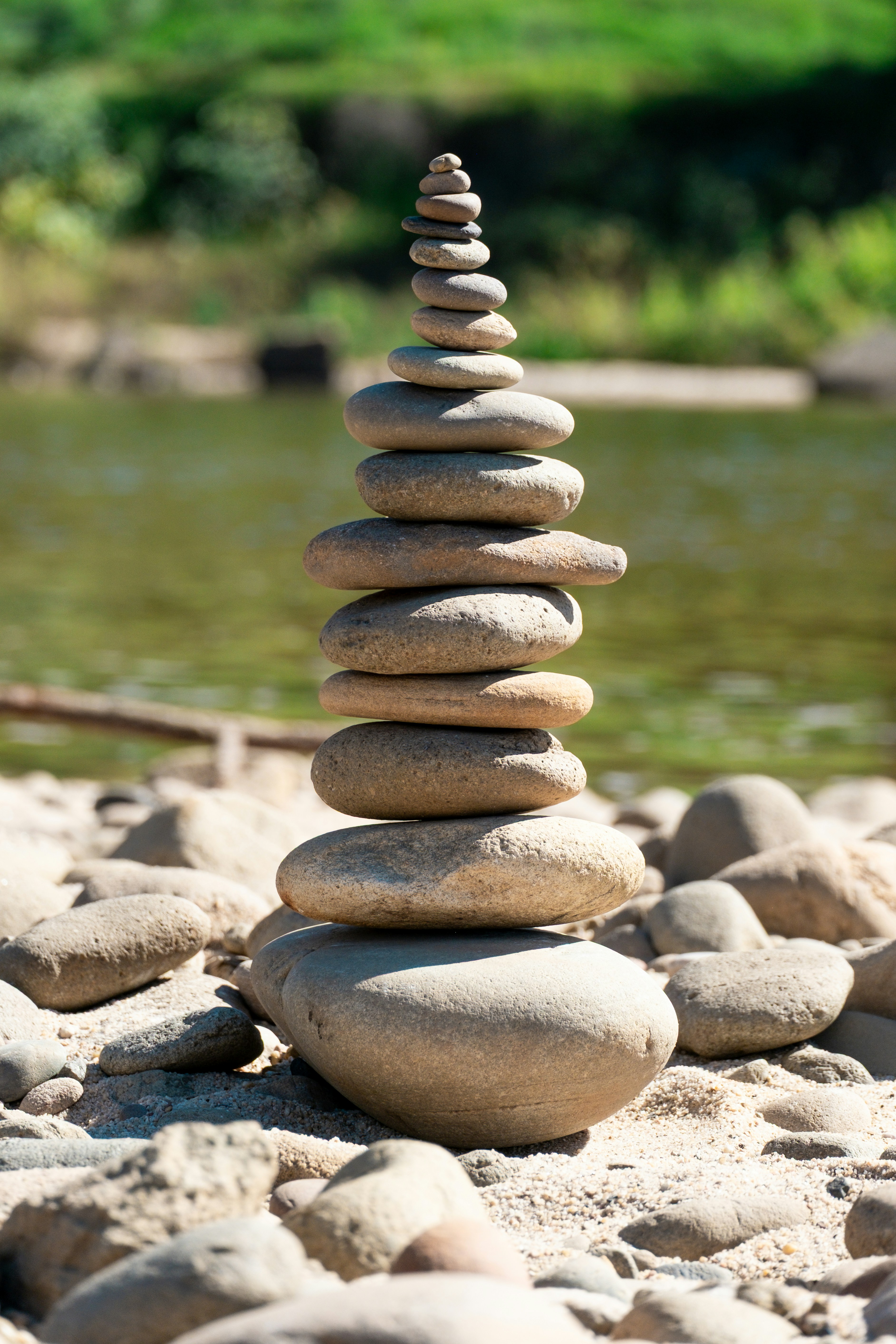 Pila di pietre equilibrate su una riva del fiume