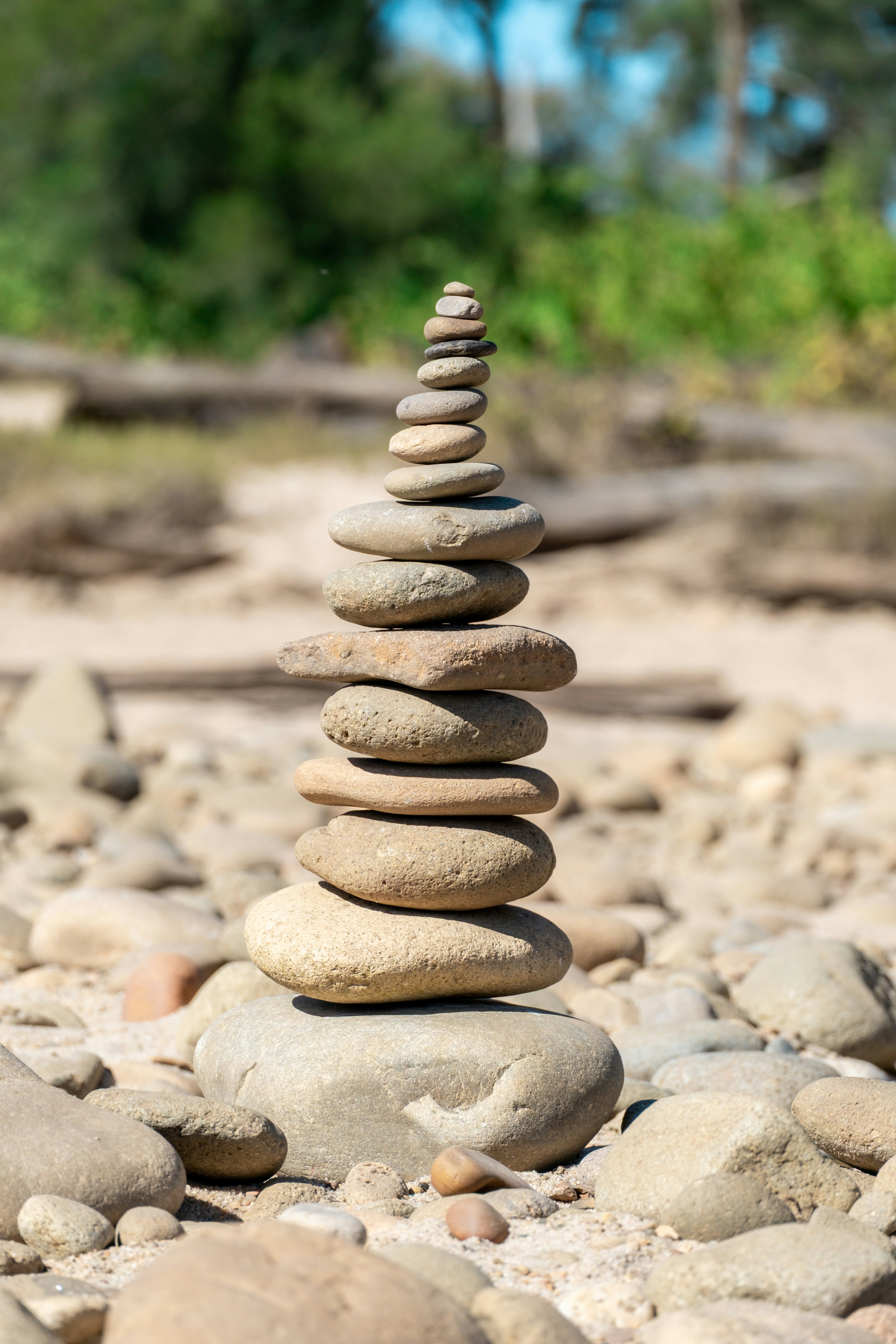 Pila di pietre equilibrate su una costa rocciosa