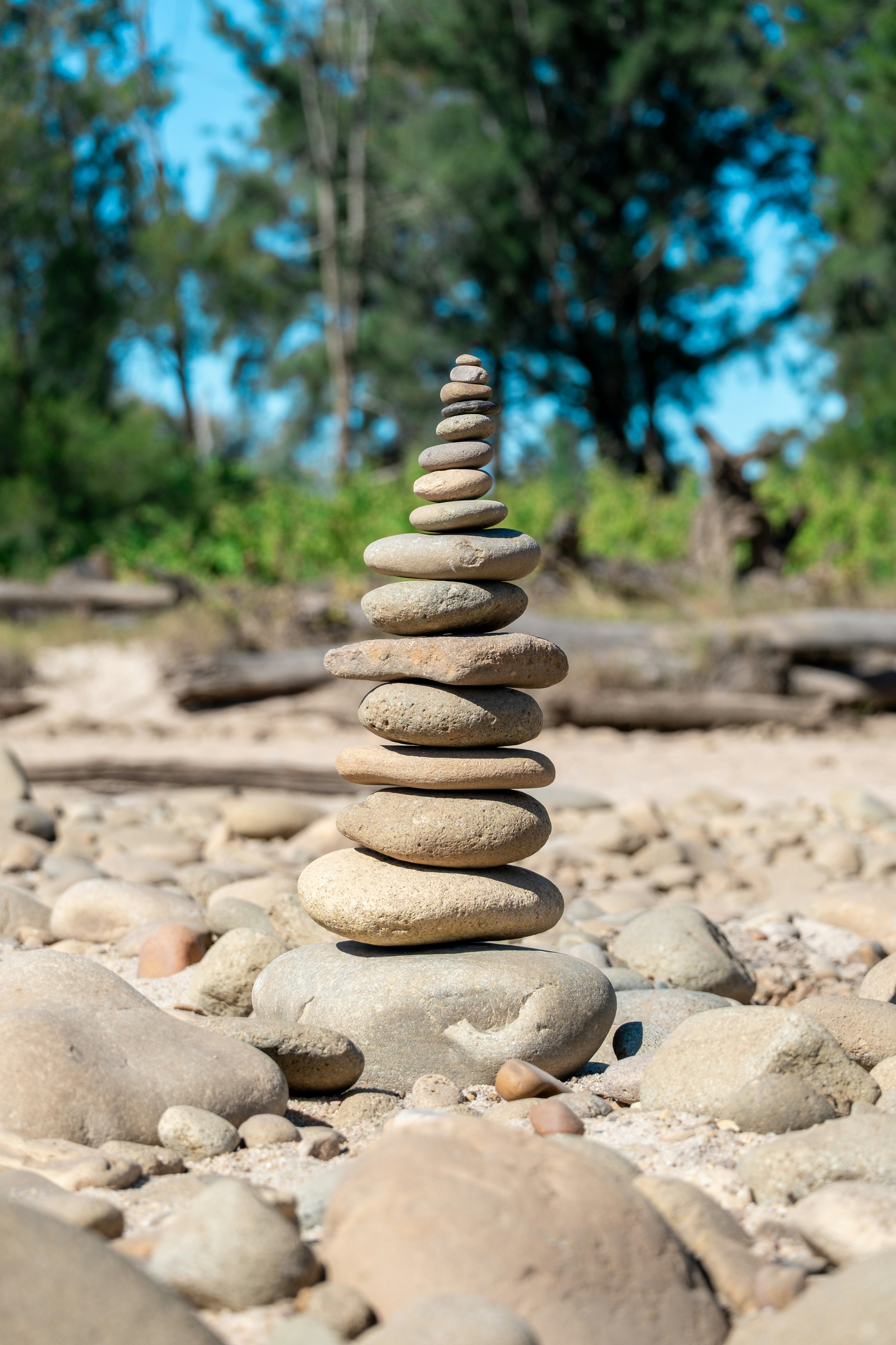 Pila di pietre equilibrate su una costa rocciosa