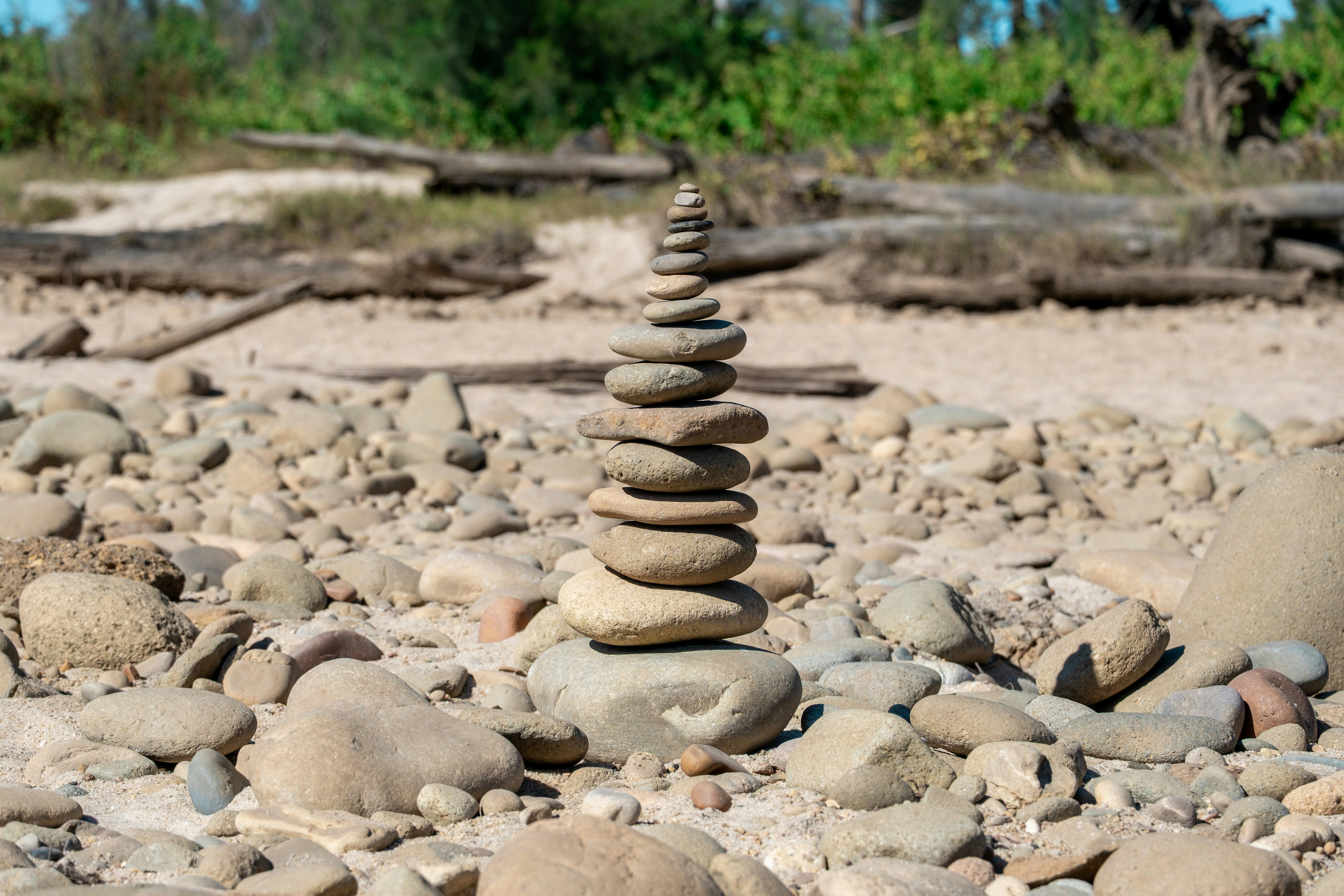 Pila di pietre equilibrate su un letto roccioso di fiume