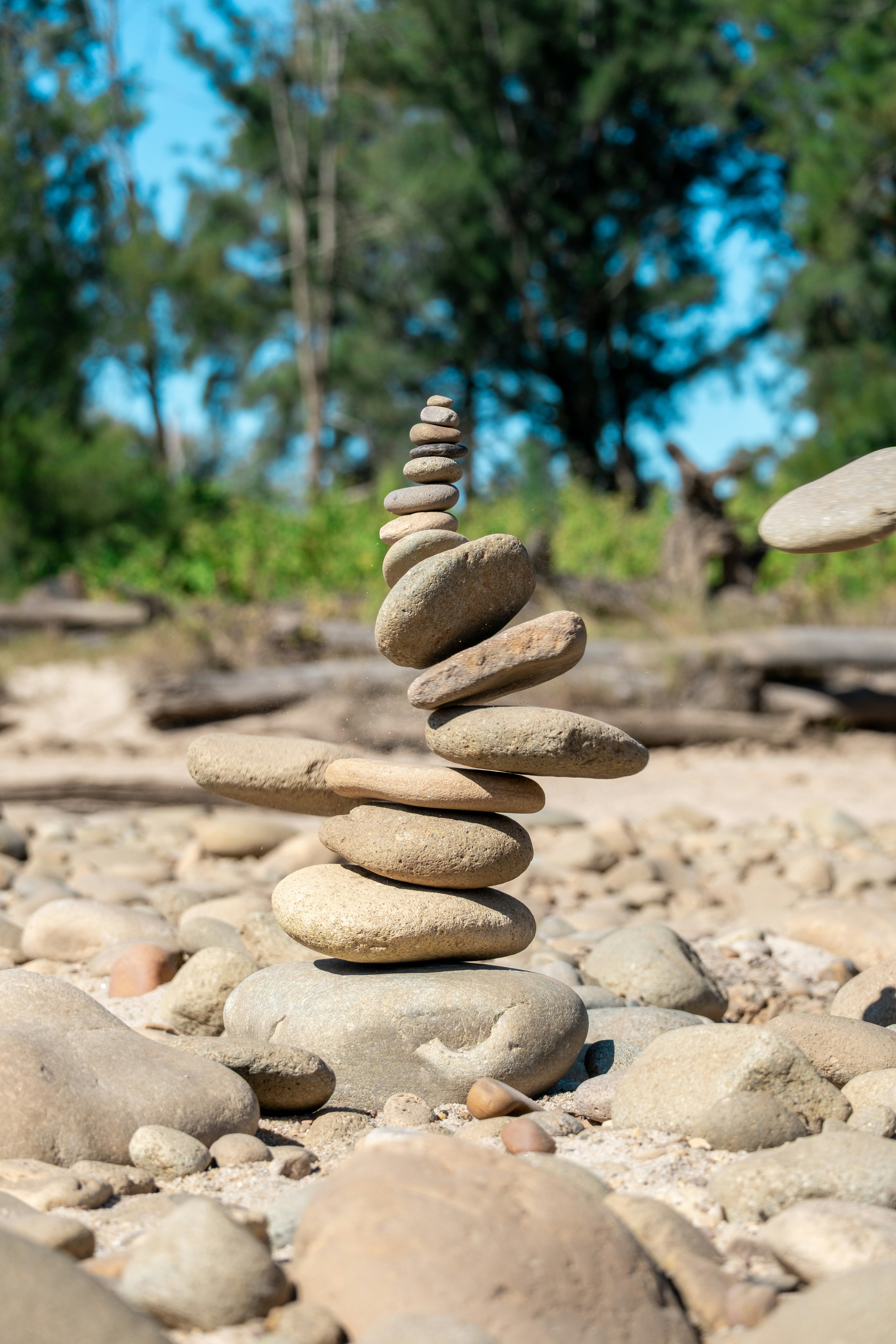 Pila di pietre equilibrate su una riva rocciosa.